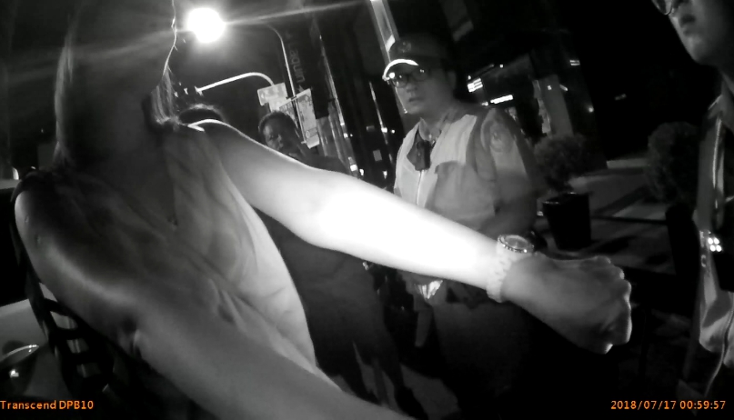 吳姓女子開著BMW酒駕遭攔檢，拒測並要求員警上銬帶回。