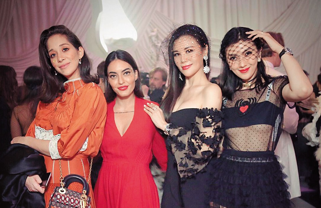 Doris（右一）搭著貴婦姐妹之便，到巴黎參加時裝週展演。