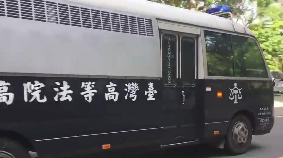 囚車上午10點開入高分院,裏頭載著死囚歐陽榕,成為台灣司法史上判死還能走出獄中的第一人。(翻攝網路)