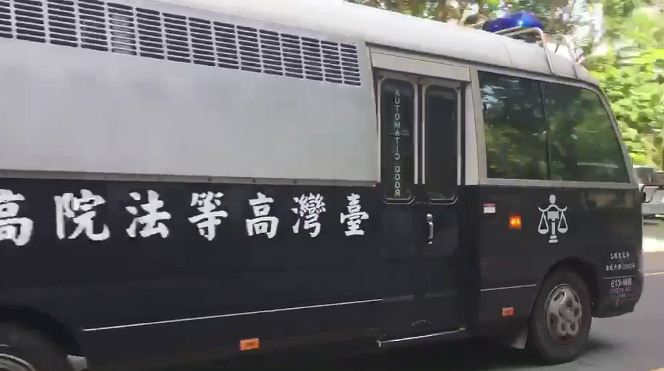 囚車上午10點開入高分院，裏頭載著死囚歐陽榕，成為台灣司法史上判死還能走出獄中的第一人。（翻攝網路）