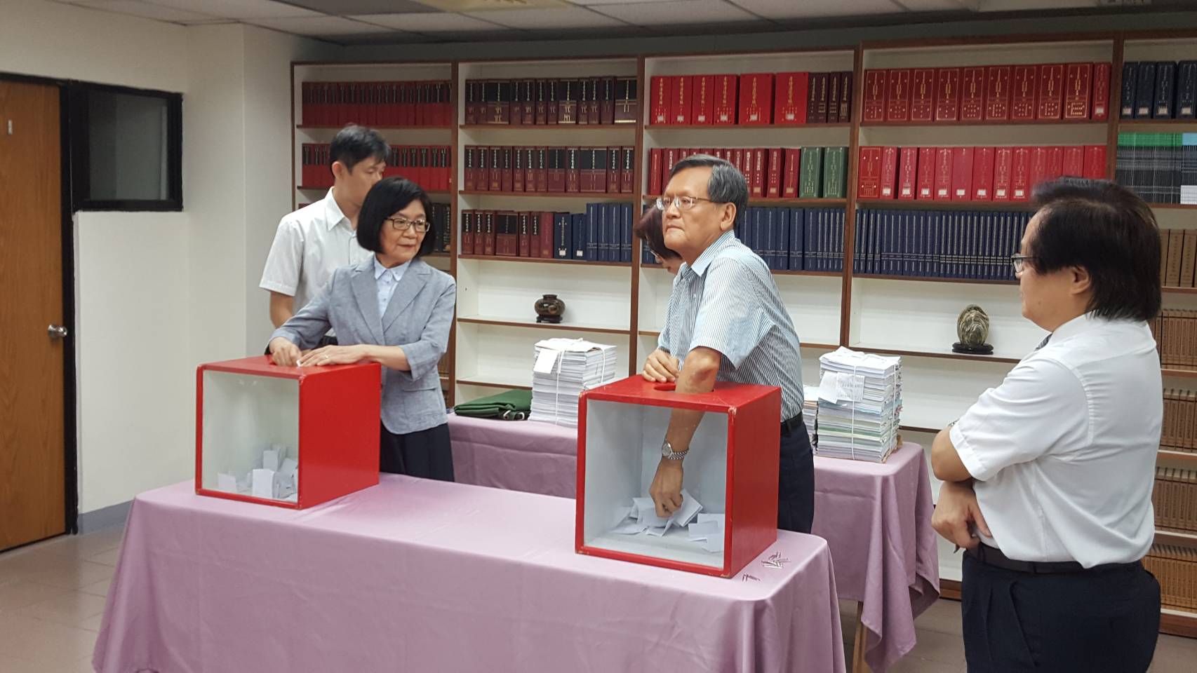 馬英九案由最高法院庭長花滿堂（中）與邵燕玲公開抽籤，刑六庭法官林靜芬中籤，合議庭庭長為郭毓洲。