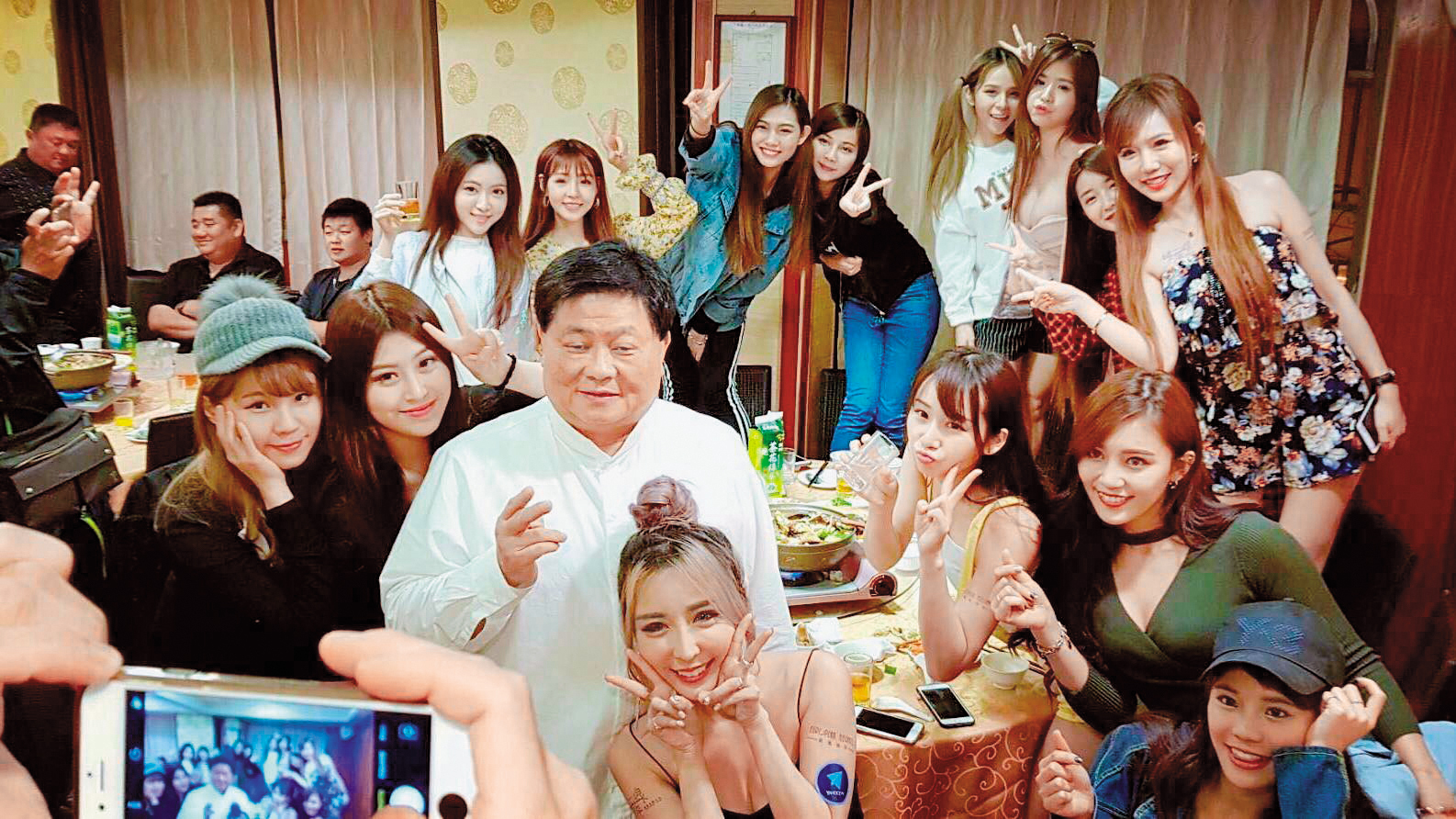 雪碧人緣很好，先前顏清標在大甲鎮瀾宮有場活動，雪碧招攬旗下辣模助陣。（翻攝自雪碧臉書）