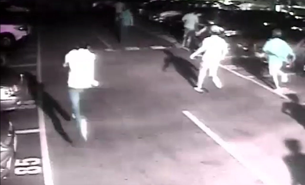二殯今（17）日凌晨驚傳槍響，監視器錄下現場多台車輛，且將近20人群聚，並且疑似開槍傷及民眾車輛。（警方提供）