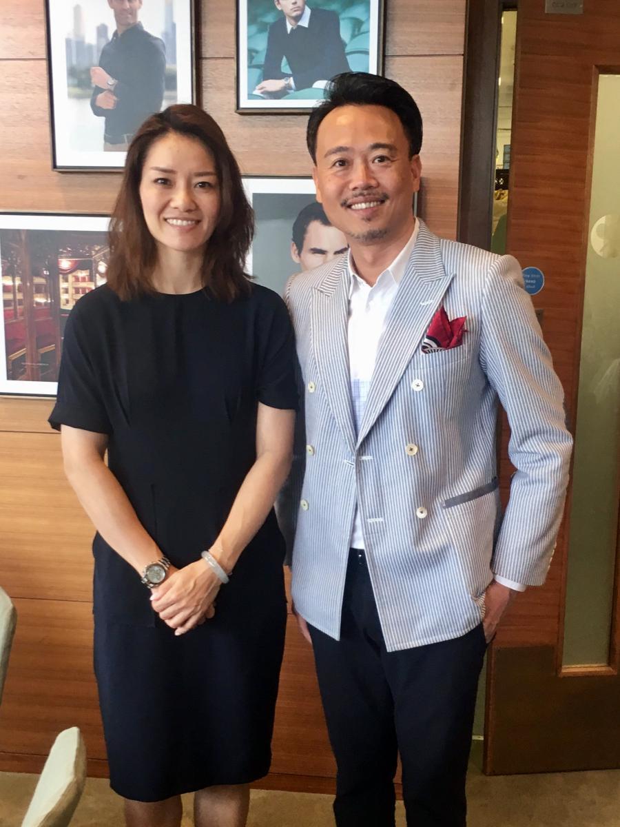 記者(右)在溫布頓網球賽現場的勞力士貴賓廳裡,採訪到二屆大滿貫冠軍得主,目前已退役的中國前球后李娜(左)。她與勞力士仍維持代言關係。