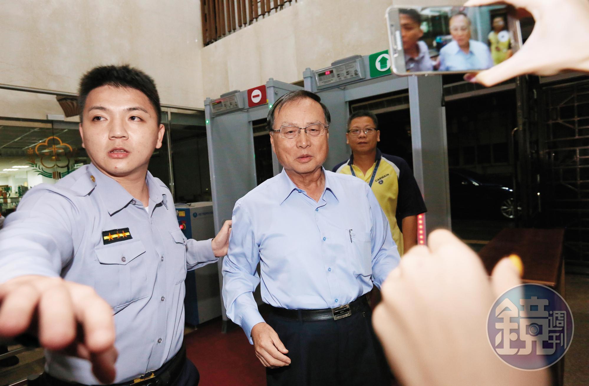 前中投董事長張哲琛在三中交易時，曾赴美休假，卻引起余建新不滿，馬英九急得電召張返台。