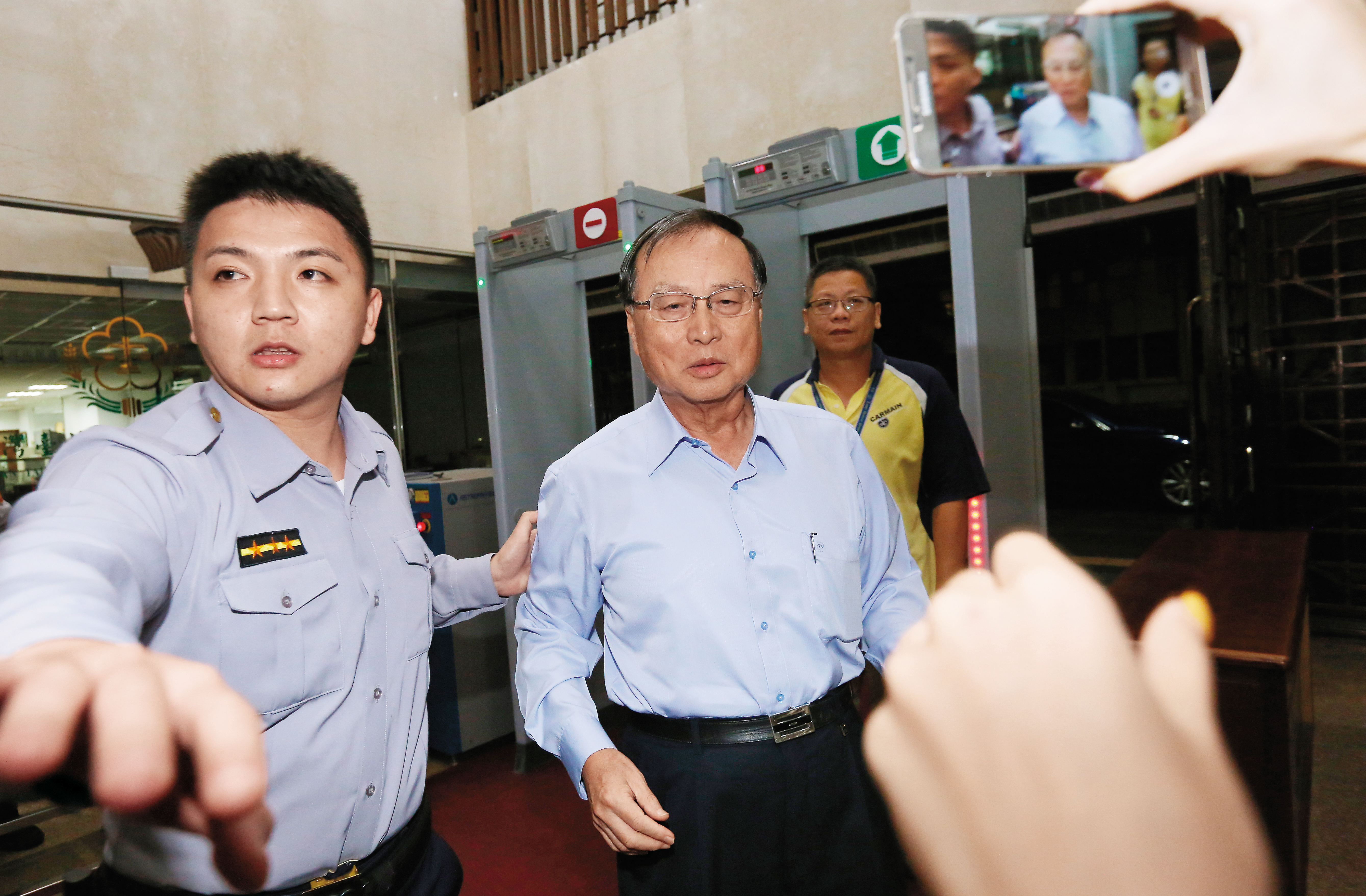 前中投董事長張哲琛在三中交易時,曾赴美休假,卻引起余建新不滿,馬英九急得電召張返台。