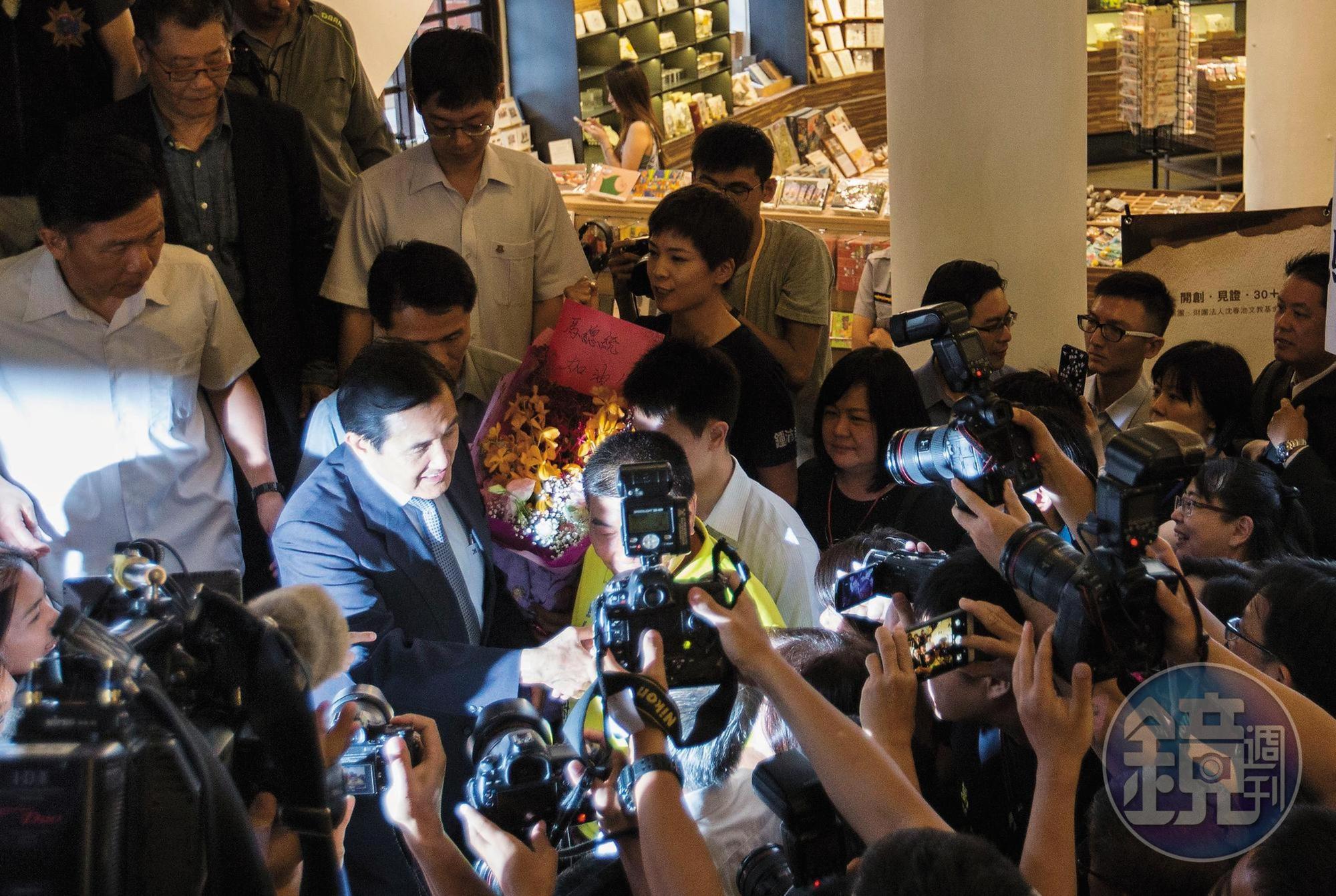 馬英九因三中案遭起訴後，公開痛批檢方羅織罪名、政治起訴，將全力迎戰。