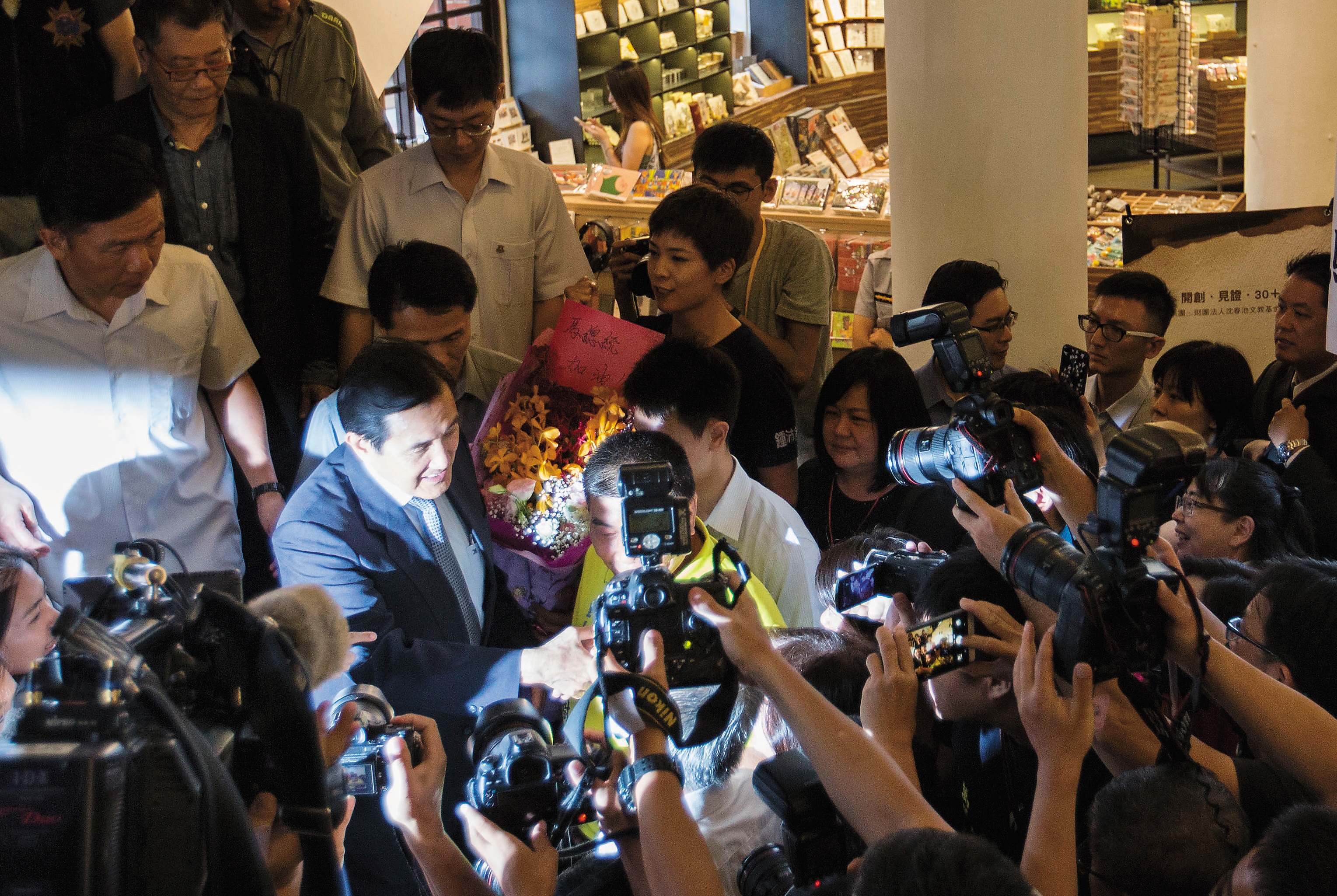 馬英九因三中案遭起訴後，公開痛批檢方羅織罪名、政治起訴，將全力迎戰。