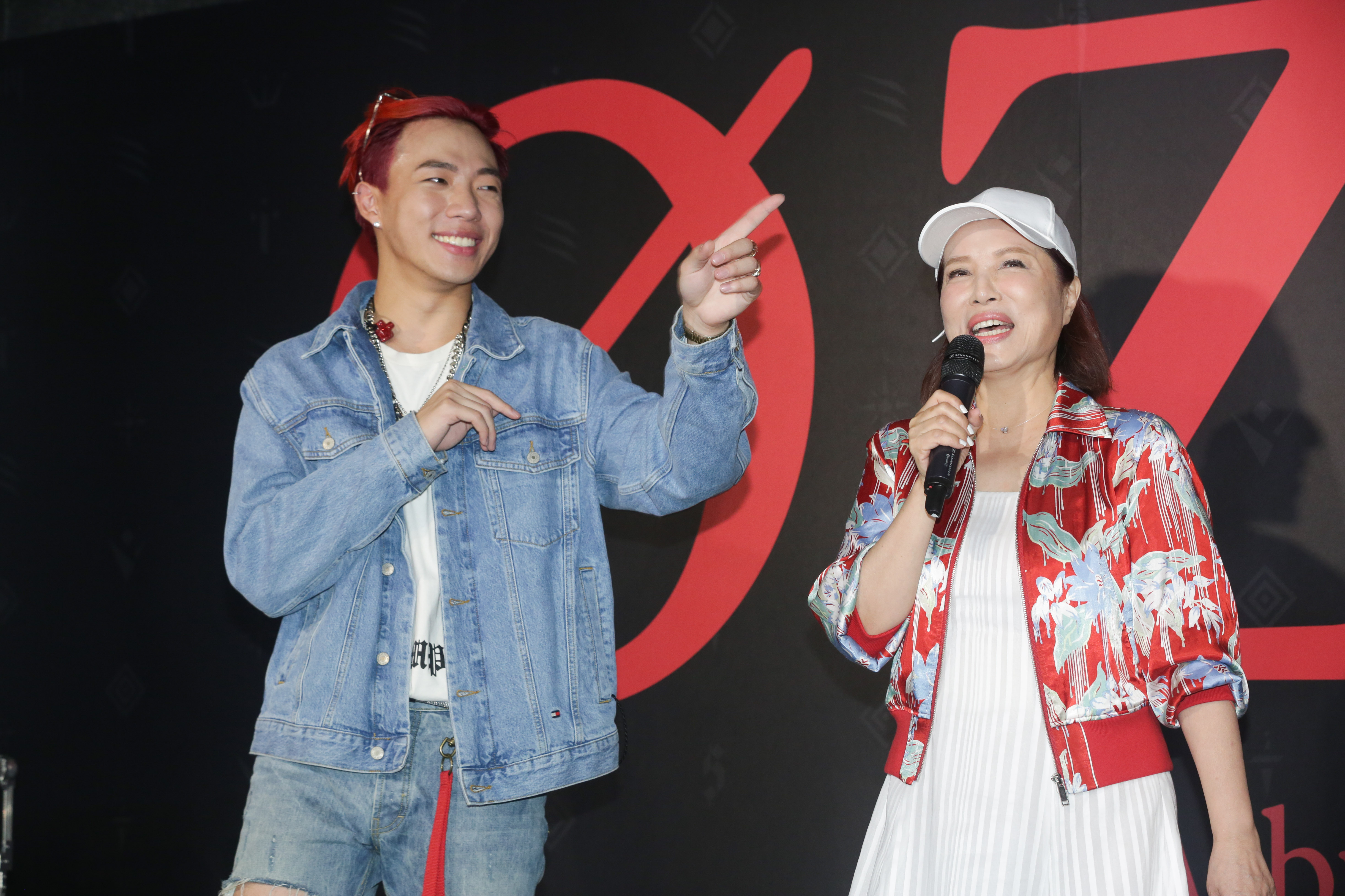 葉璦菱與陳文彬獨子陳奕凡今以藝名ØZI出道，媽媽葉璦菱特來站台。