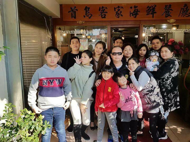 「閃爸」江萬源因糖尿病併發噬血症候群病逝，7月22日家人將於「平南里辦公處」為他辦「畢業典禮」告別式。（江佩云提供）