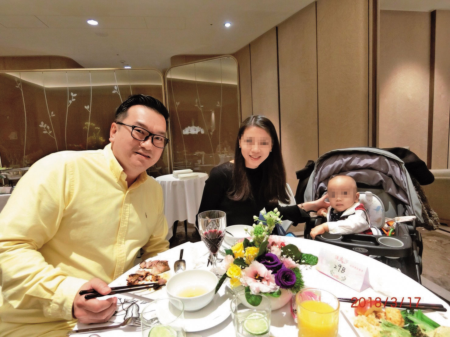 程泰小開楊丞鈞(左),帶著小三游羽柔(中)與非婚生兒子(右)用餐。(讀者提供)