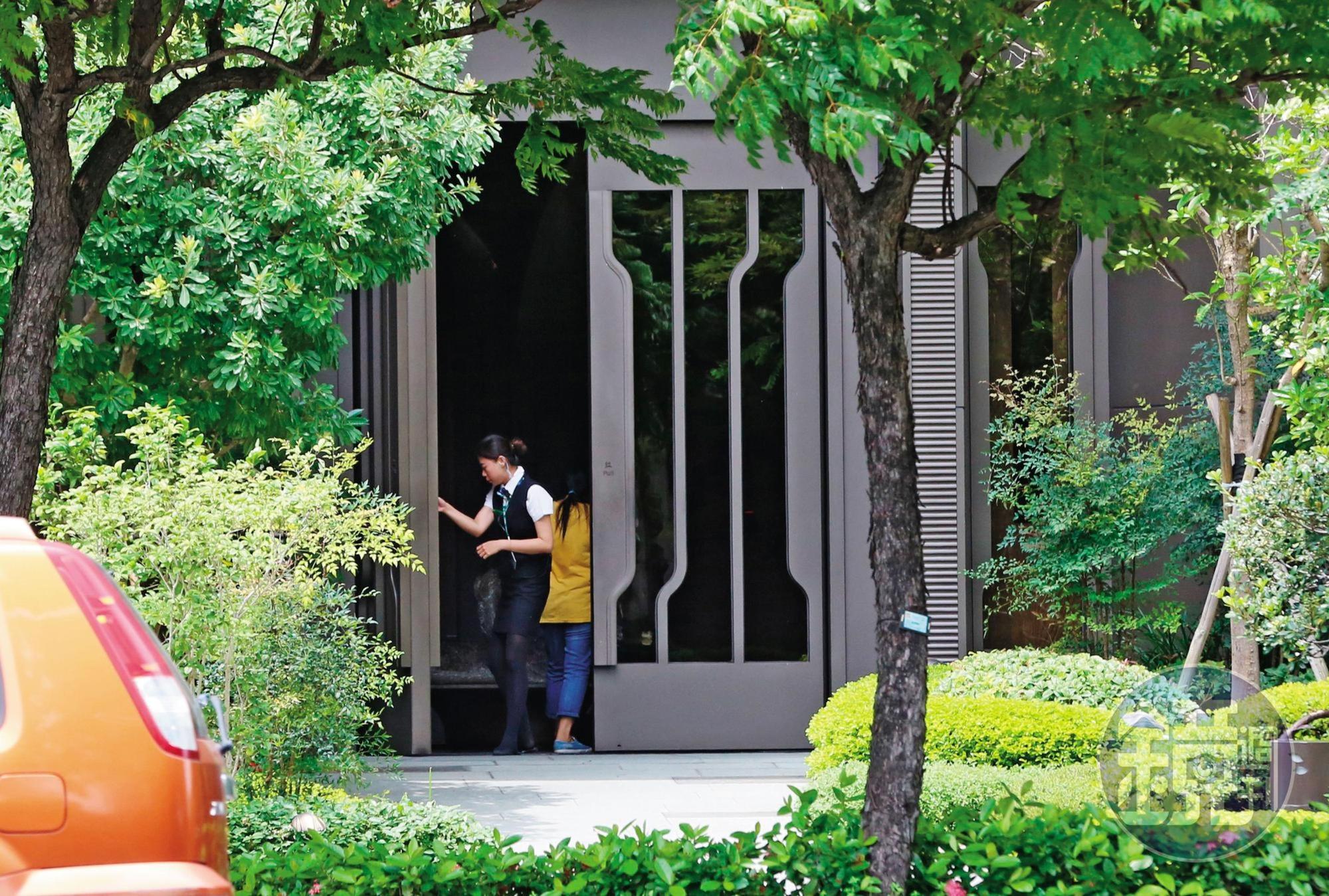 小三游羽柔鳩占鵲巢,住在豪宅「龍寶誠臻邸」,還要求樓管祕書叫她「楊太太」。