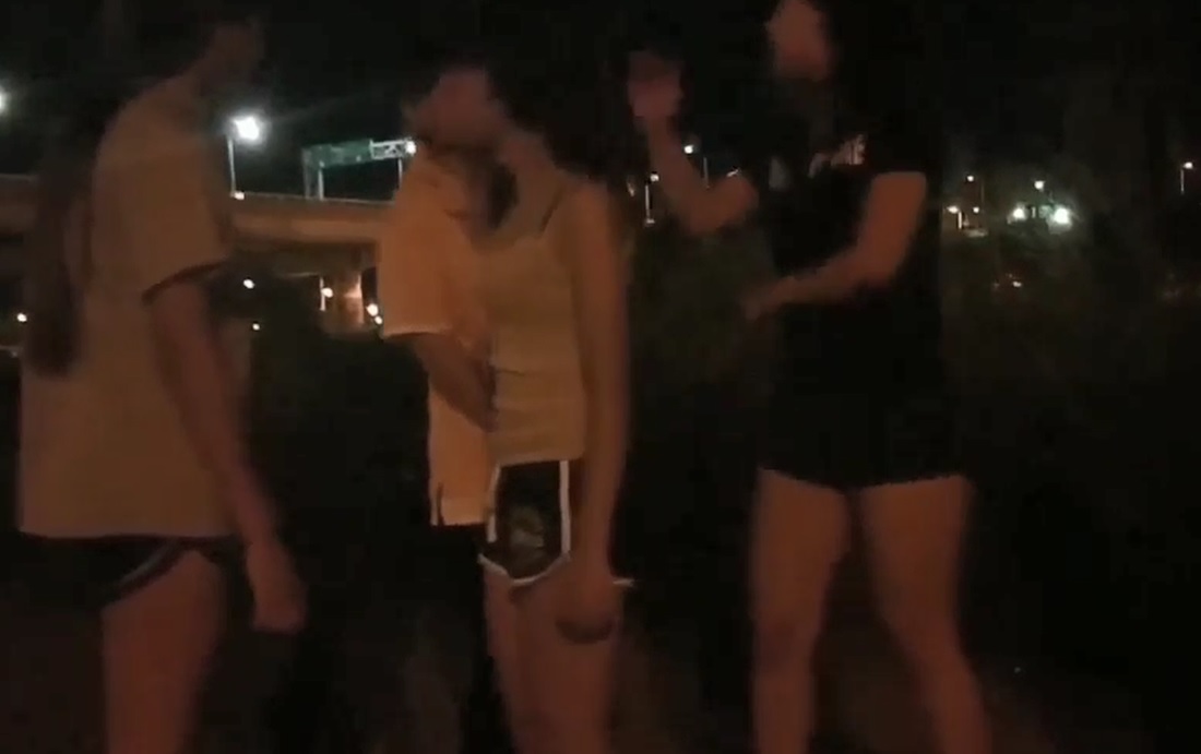 被害少女被帶到河堤邊圍毆。