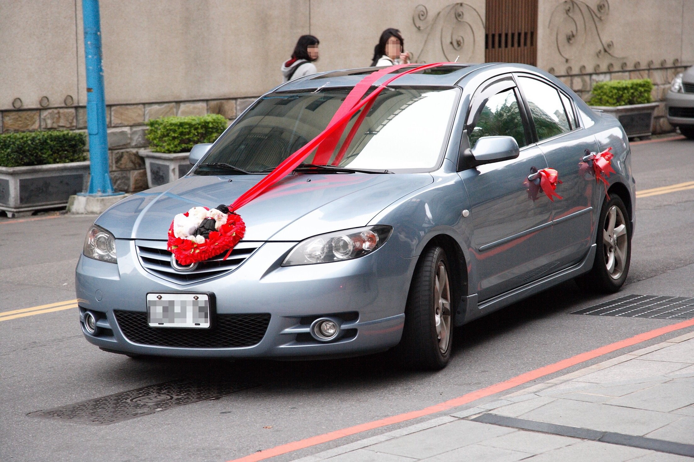 「借屍還魂」集團連結婚禮車都不放過，甚至連還有結綵的禮車都被偷去「殺肉」。（警方提供）