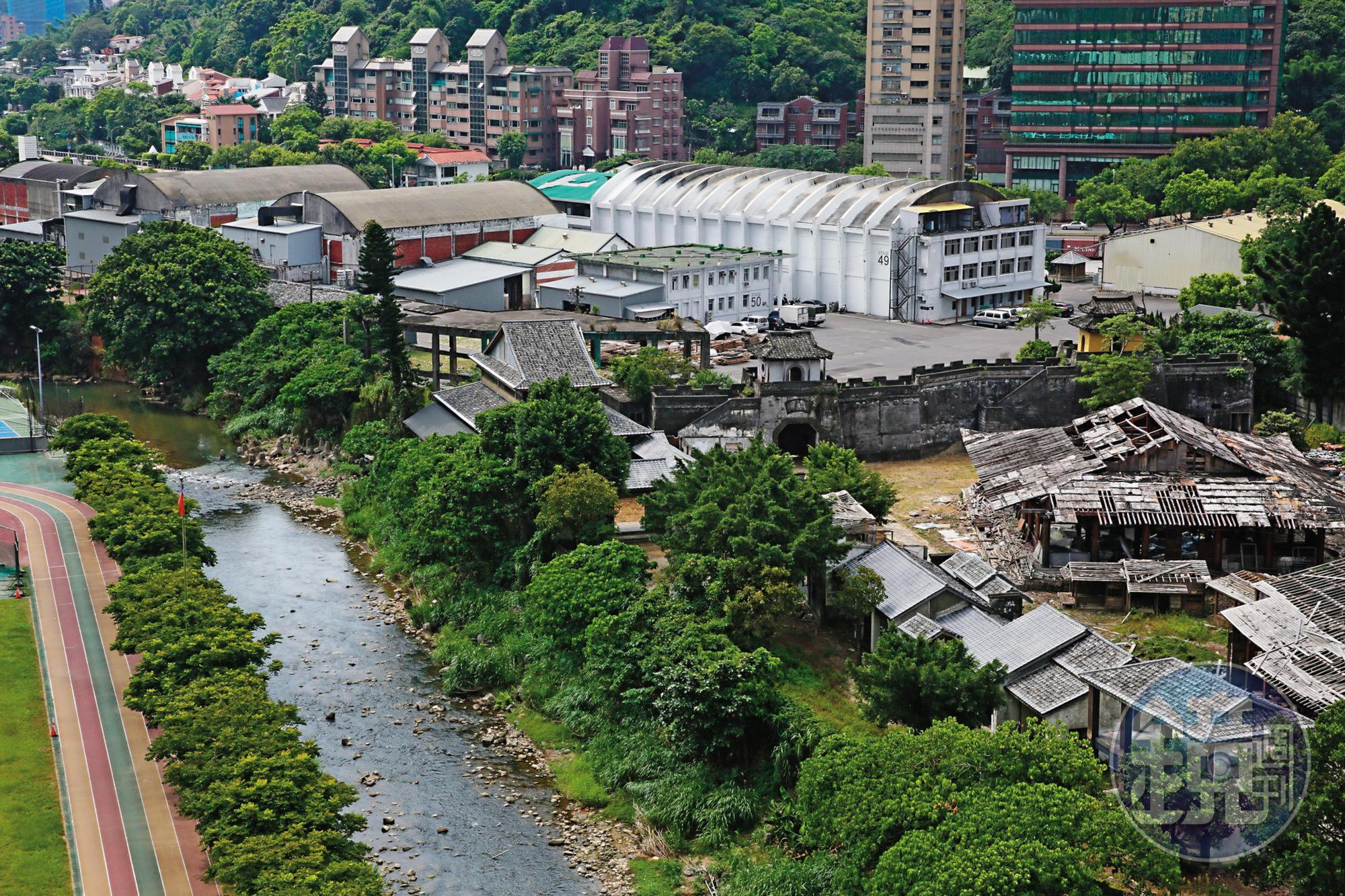 馬英九致電郭台強，詢問有無意願買下中影，未依國民黨招標程序，擺明事先圈定買家。