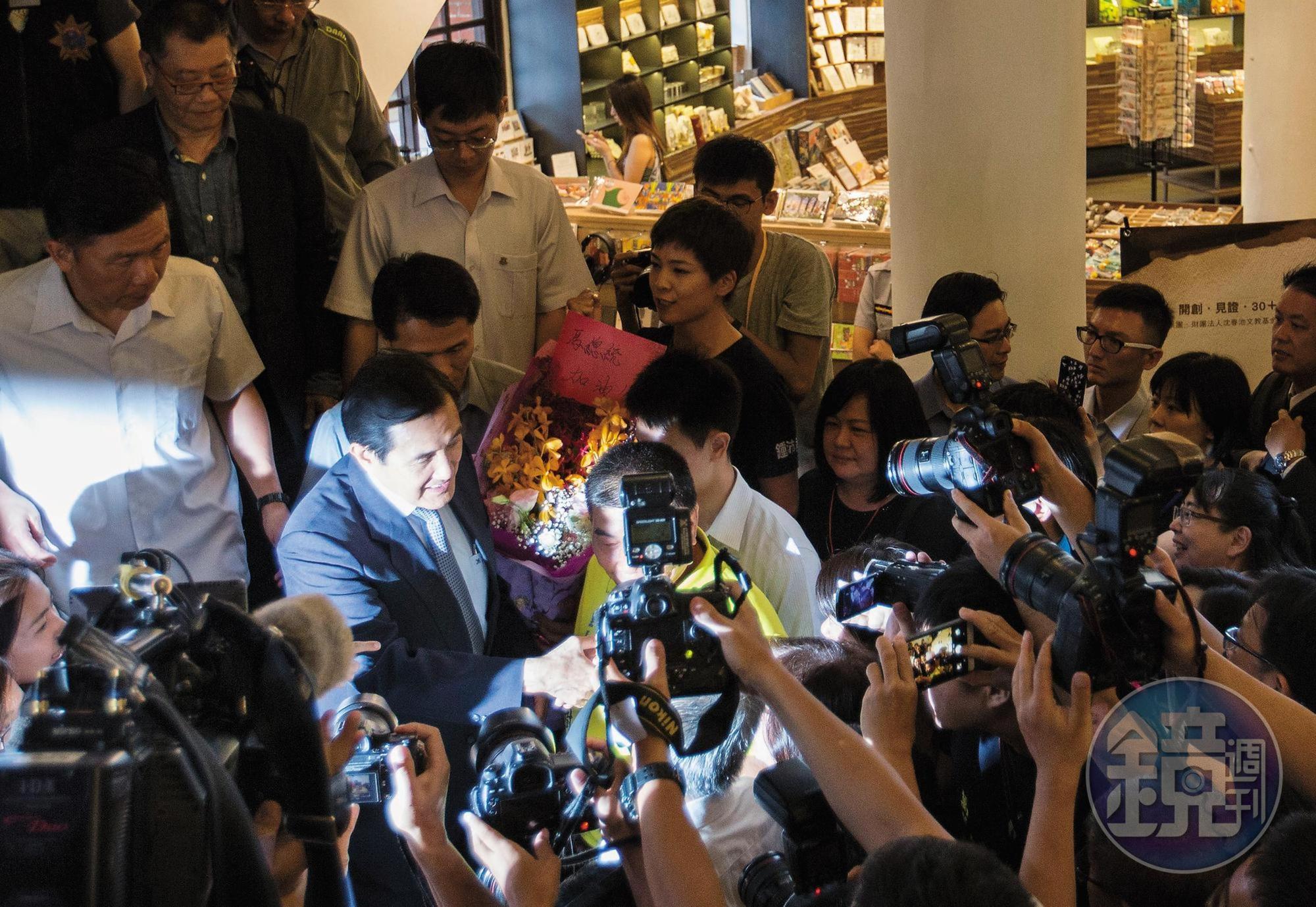 馬英九因三中案遭起訴後，公開痛批檢方羅織罪名、政治起訴，將全力迎戰。