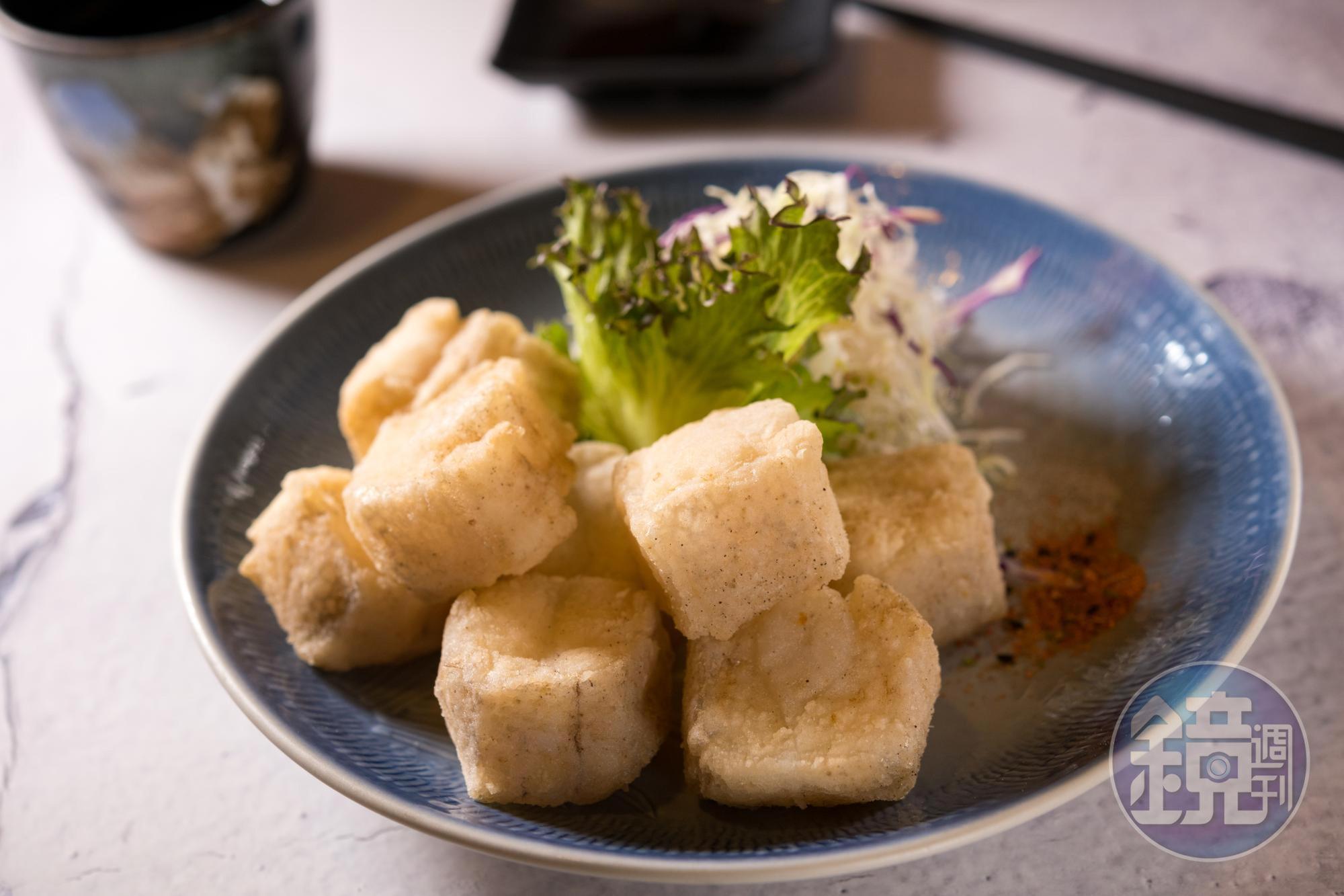 「地震魚唐揚」酥皮裡藏著滾燙鮮美的膠質,吃進嘴裡有種在咬糕渣的錯覺。(320元/份)