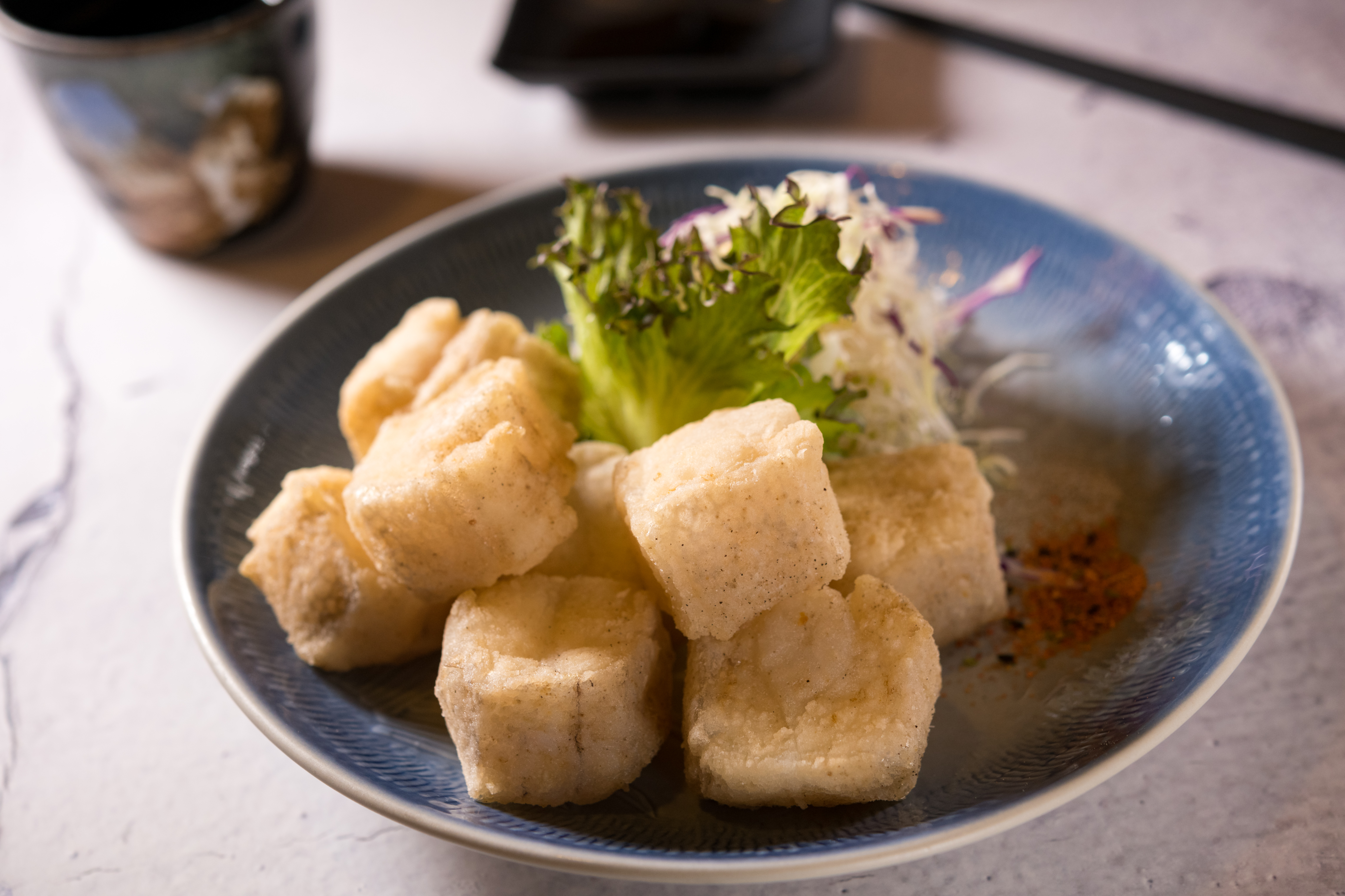 「地震魚唐揚」酥皮裡藏著滾燙鮮美的膠質，吃進嘴裡有種在咬糕渣的錯覺。（320元／份）