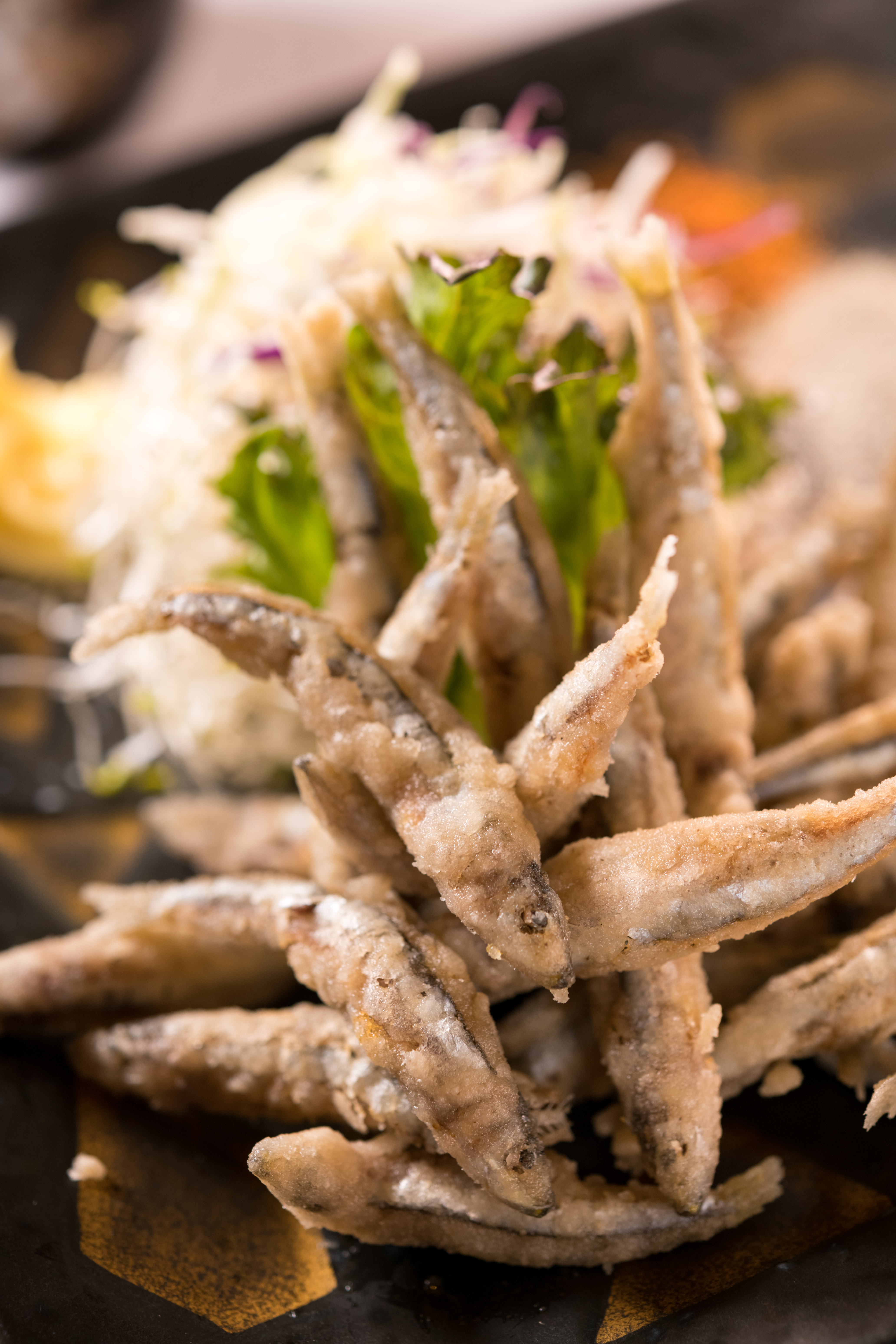 未經冷凍的「酥炸現流丁香魚」嫩甜中藏著內臟回甘的苦韻。（150元／份）