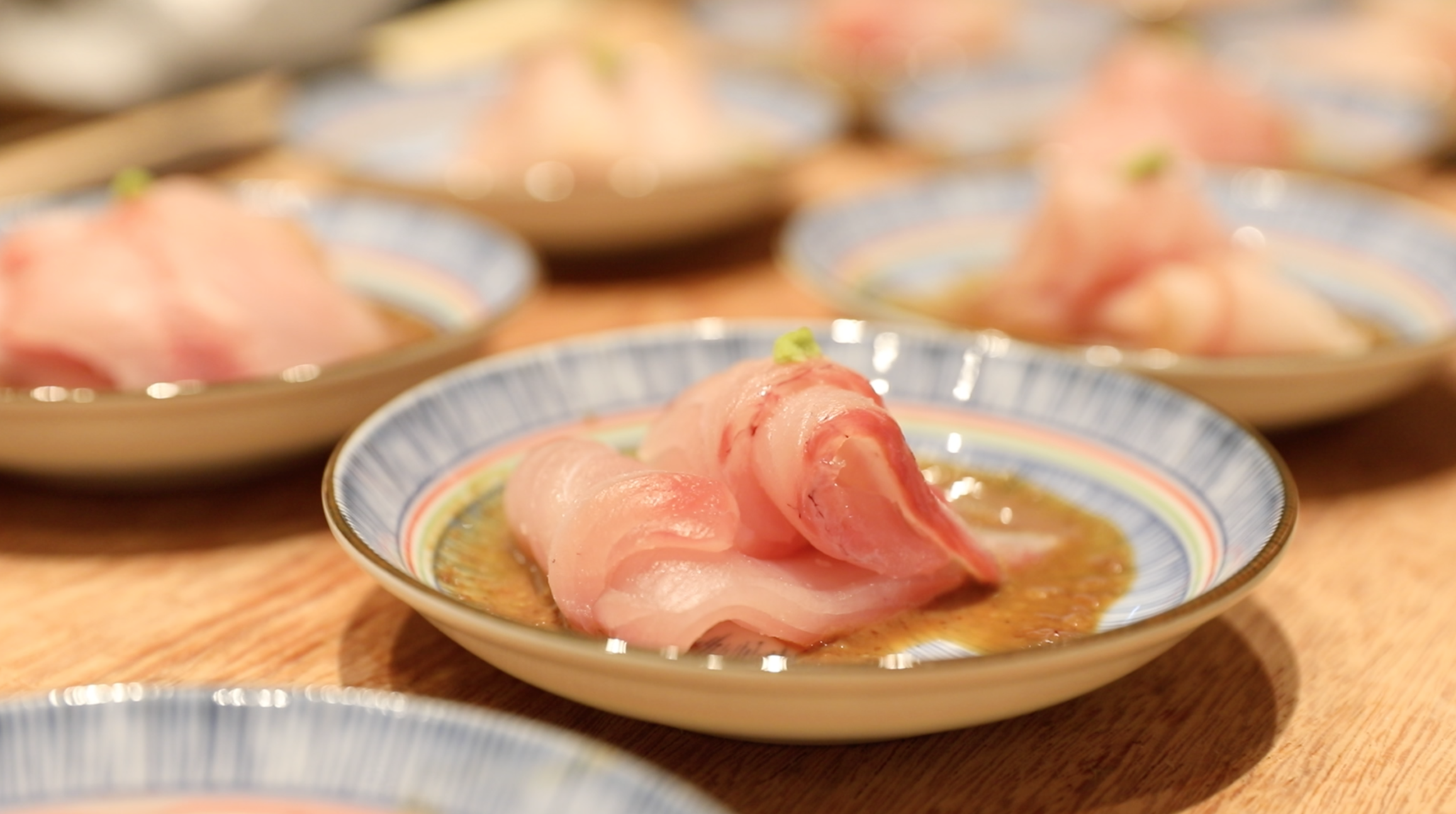 前菜生魚片隨季節替換，搭配胡麻醬油醇郁鮮美。