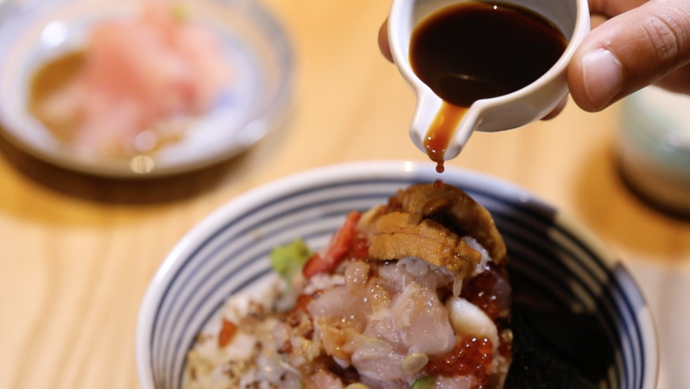 由金子真也開發的蛋黃土佐醬油完美統合各項食材。