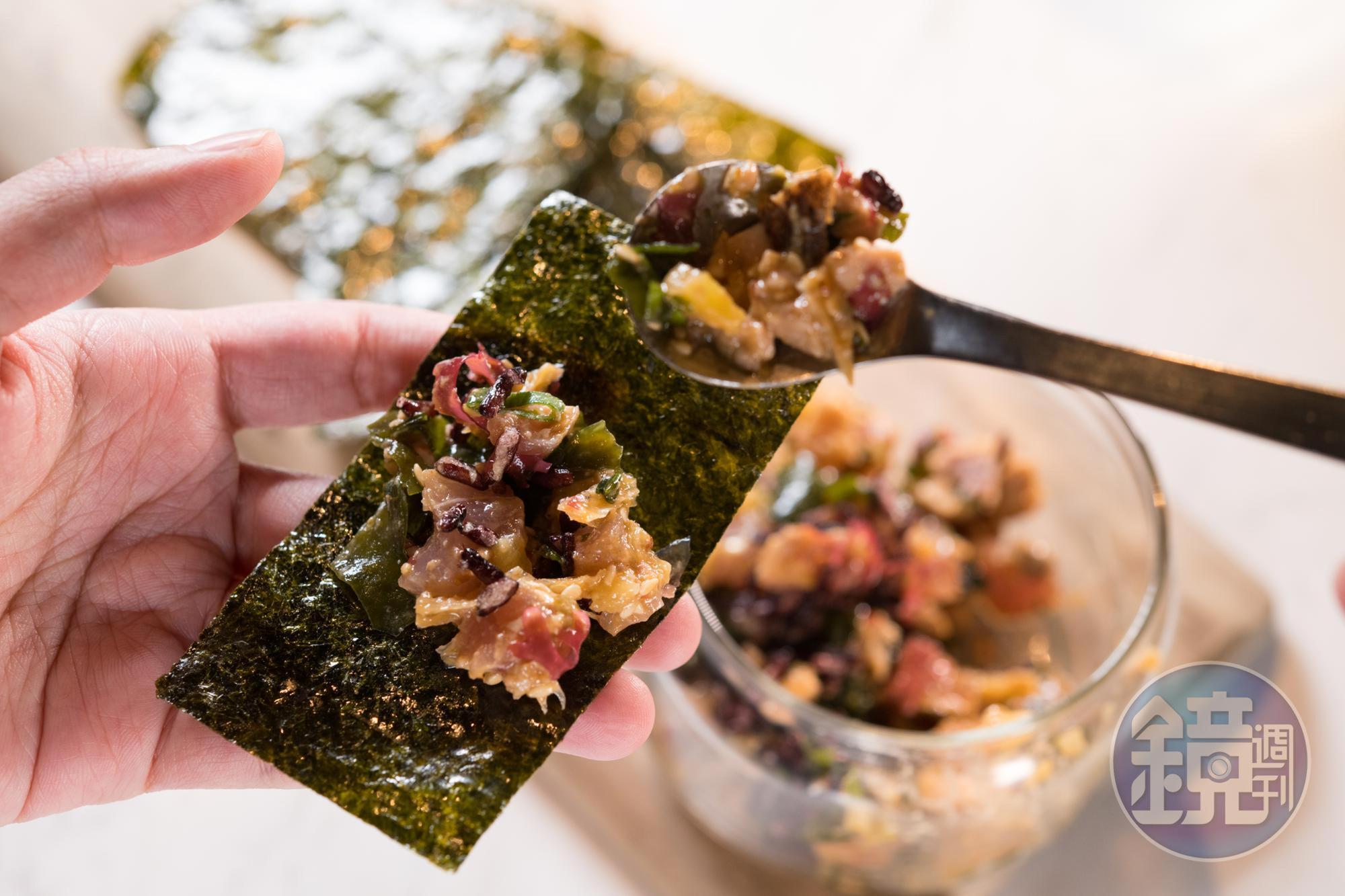 「夏威夷Poke」的原版像生魚片丼飯，VG版本易主為客，炸酥黑米躲在柔滑鮪魚、鱈魚肝之間刷存在感。（320元／份）