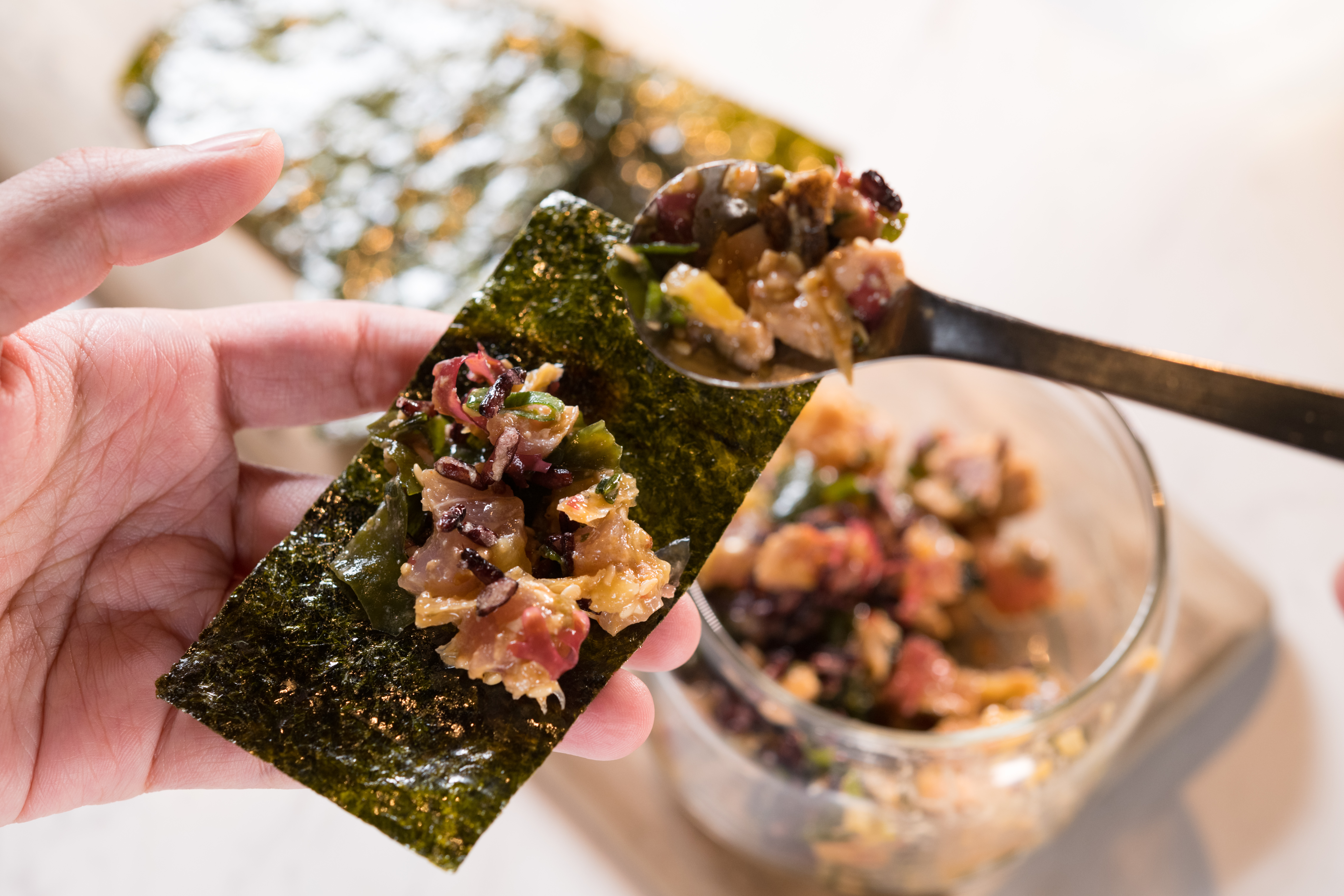「夏威夷Poke」的原版像生魚片丼飯，VG版本易主為客，炸酥黑米躲在柔滑鮪魚、鱈魚肝之間刷存在感。（320元／份）