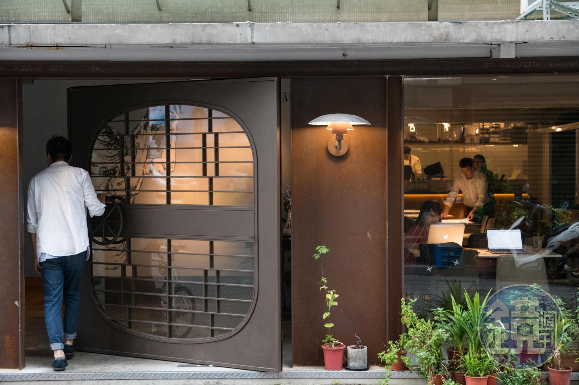 推開工業風的厚重鐵門，展開一場海鮮饗宴。