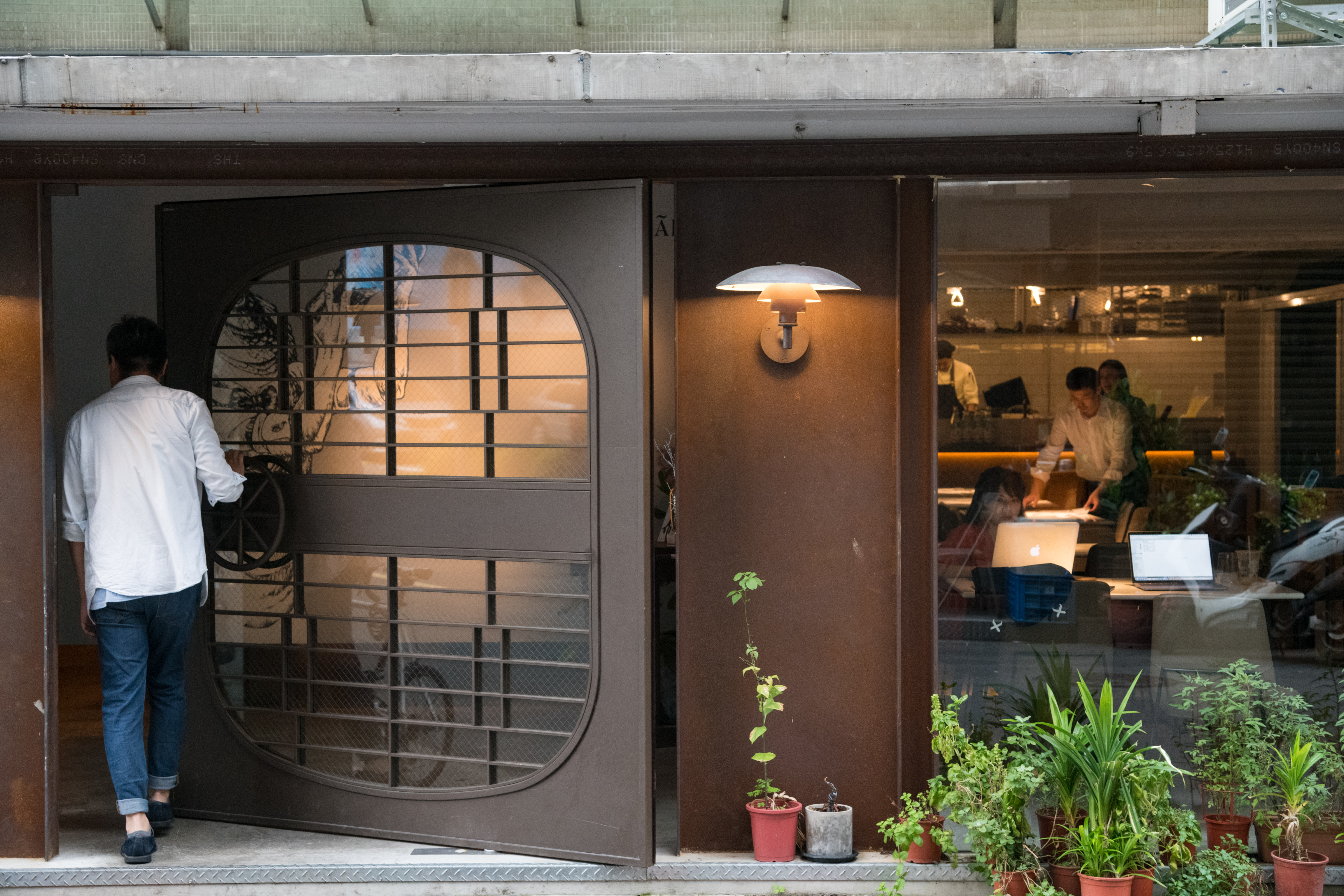 推開工業風的厚重鐵門，展開一場海鮮饗宴。