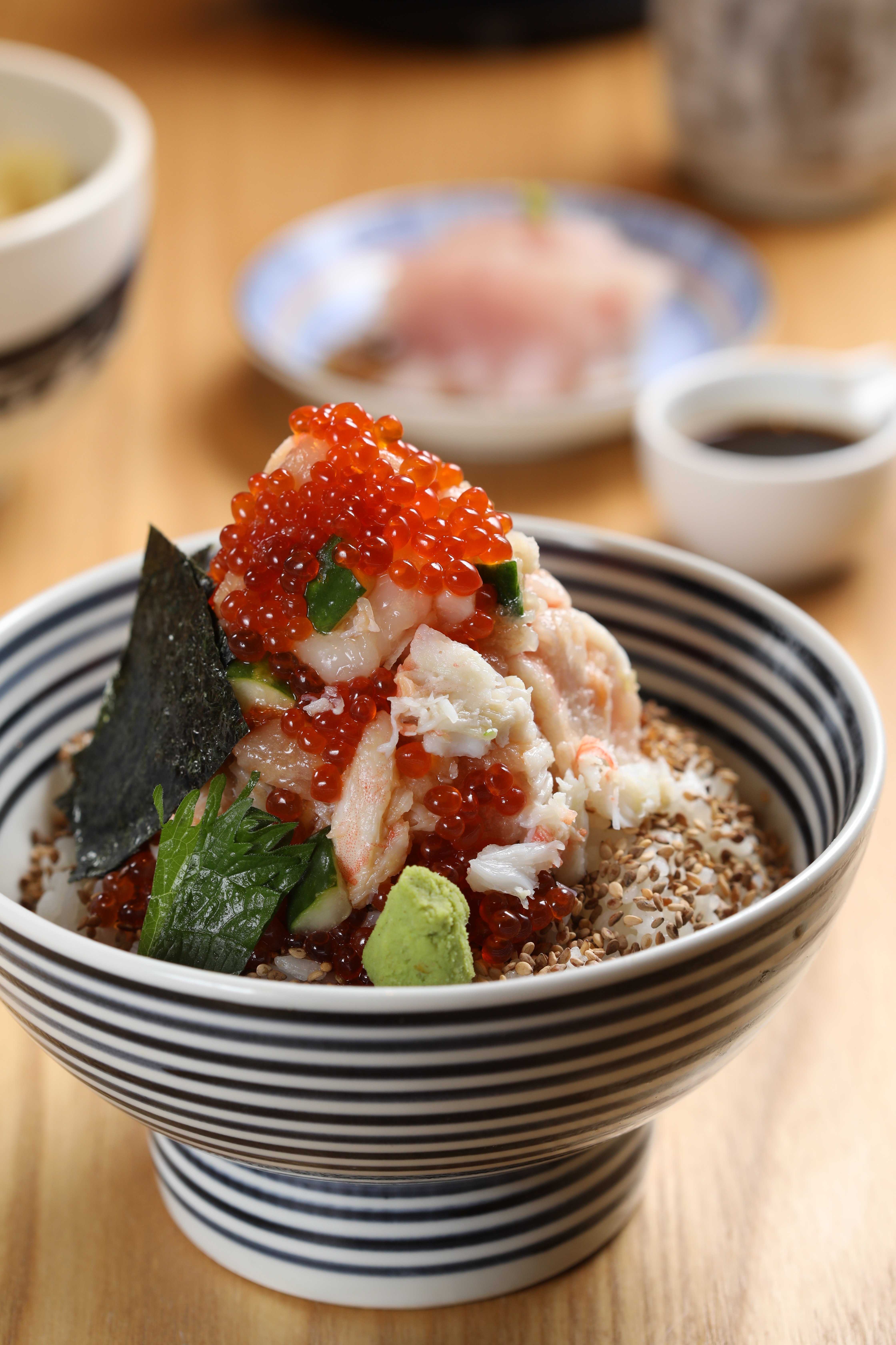 「竹」的鮭魚卵份量比「梅」多，還多了鱈場蟹。（650元／套餐）