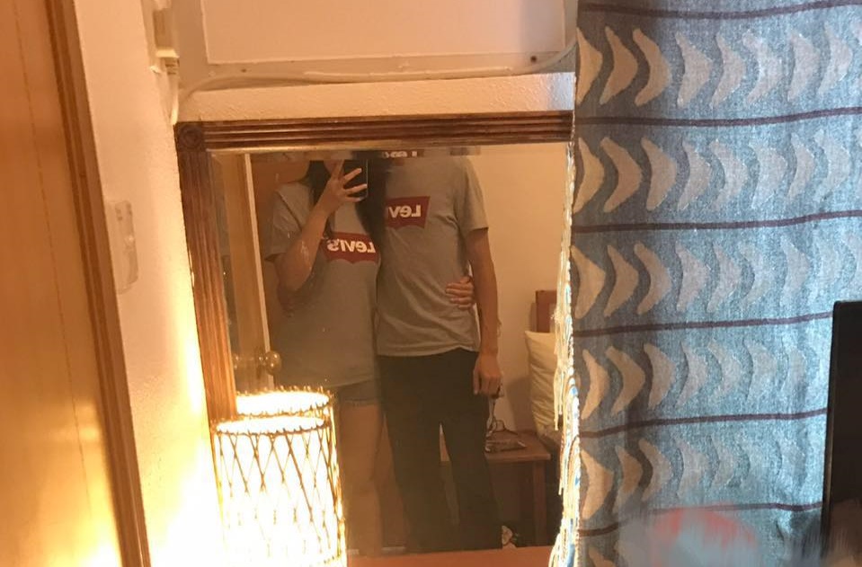 港女潘曉穎遺體呈現頸椎骨朝斜右上方脫位,研判生前遭「手臂圈頸」勒斃。(翻攝畫面)