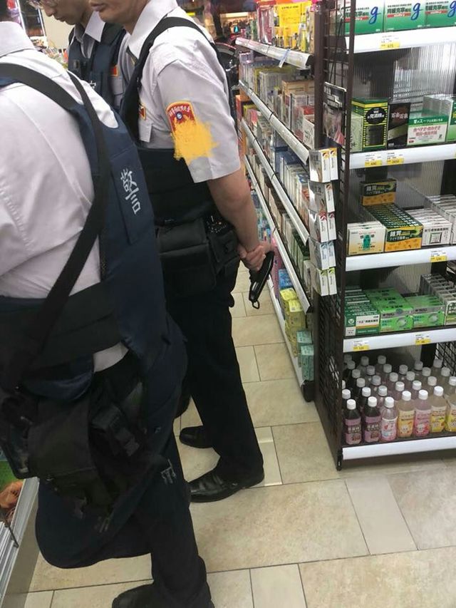 北市保大警方前往藥局進行快篩，並將男子和藥師帶回偵訊。（翻攝網路）