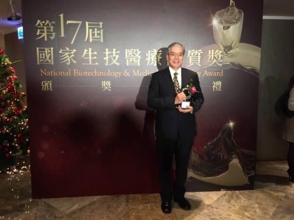 老奶奶在榮總霸床近5年，榮總副院長陳威明為解決此事，天天勸說，終於說服老奶奶出院。（翻攝臉書）