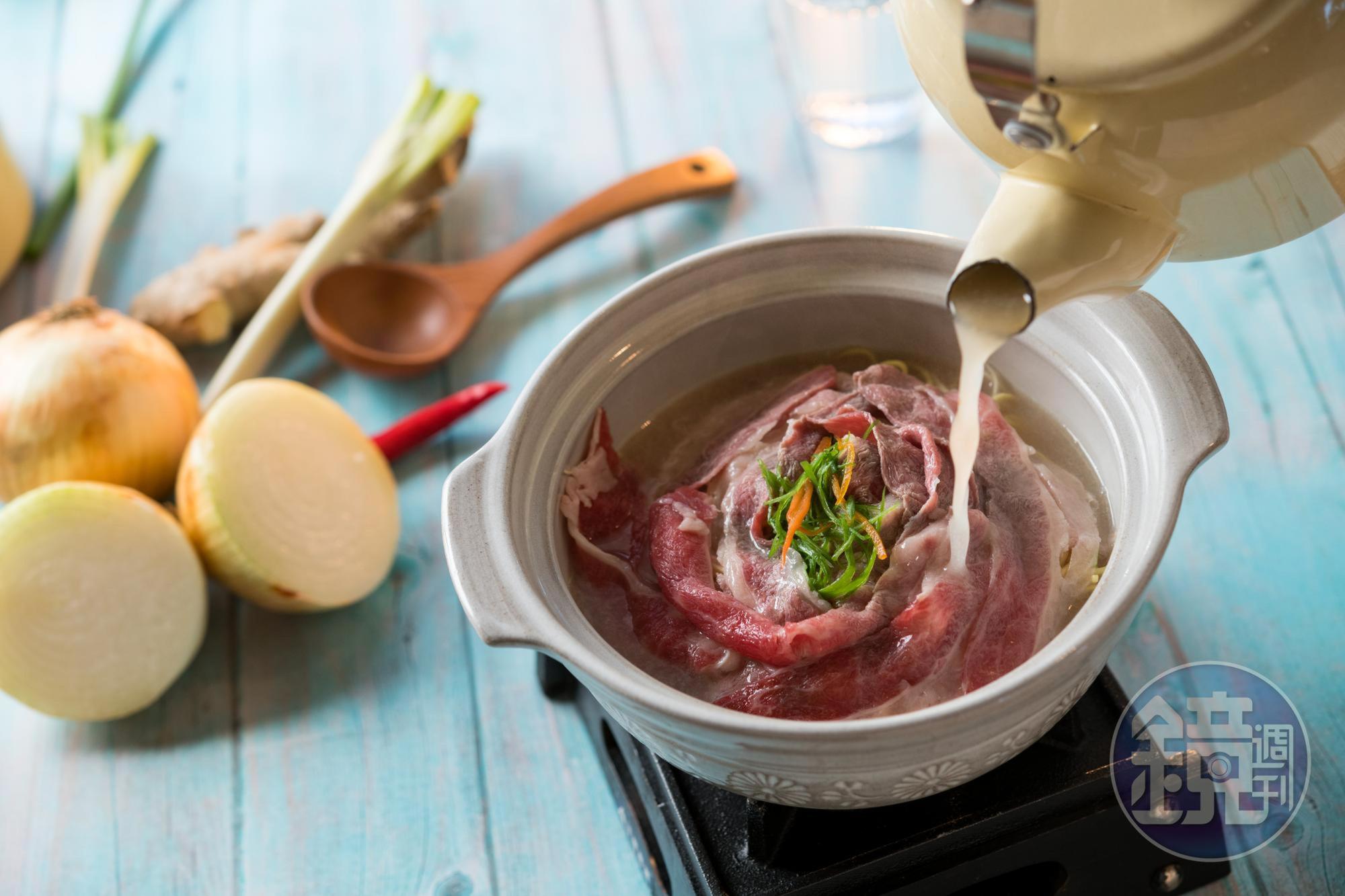 沖入牛肉蔬菜高湯的「鮮燙玫瑰牛五花」湯汁鮮甜，牛肉粉嫩。（220元／份）