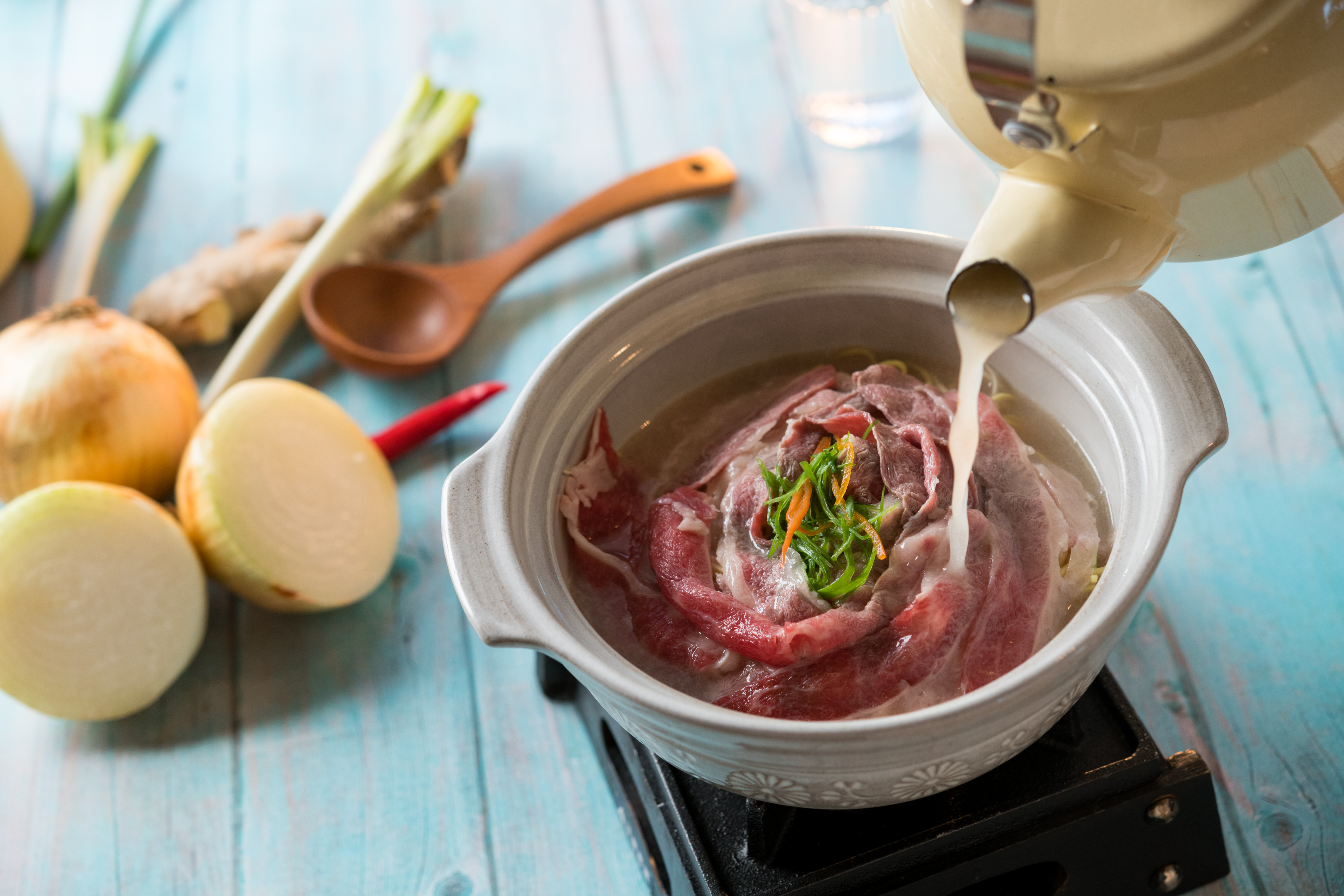 沖入牛肉蔬菜高湯的「鮮燙玫瑰牛五花」湯汁鮮甜，牛肉粉嫩。（220元／份）