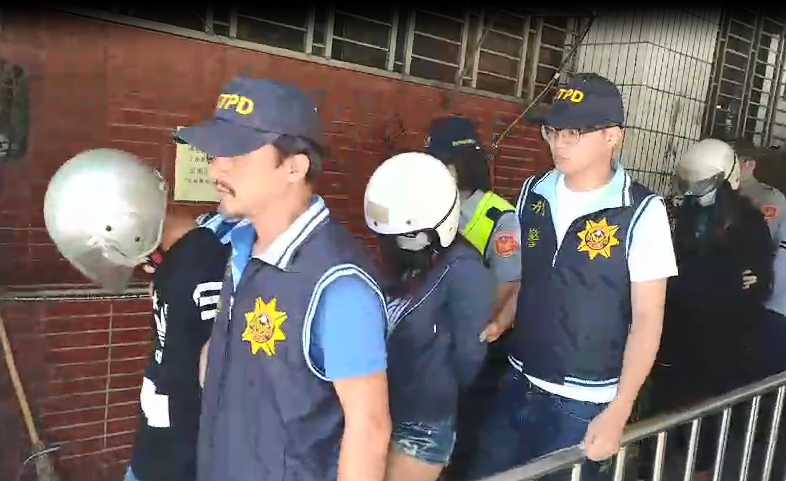 11名惡嫌到齊後，帶頭的學姐竟然教唆一名男子將少女帶進觀音山上的公廁性侵。（翻攝畫面）