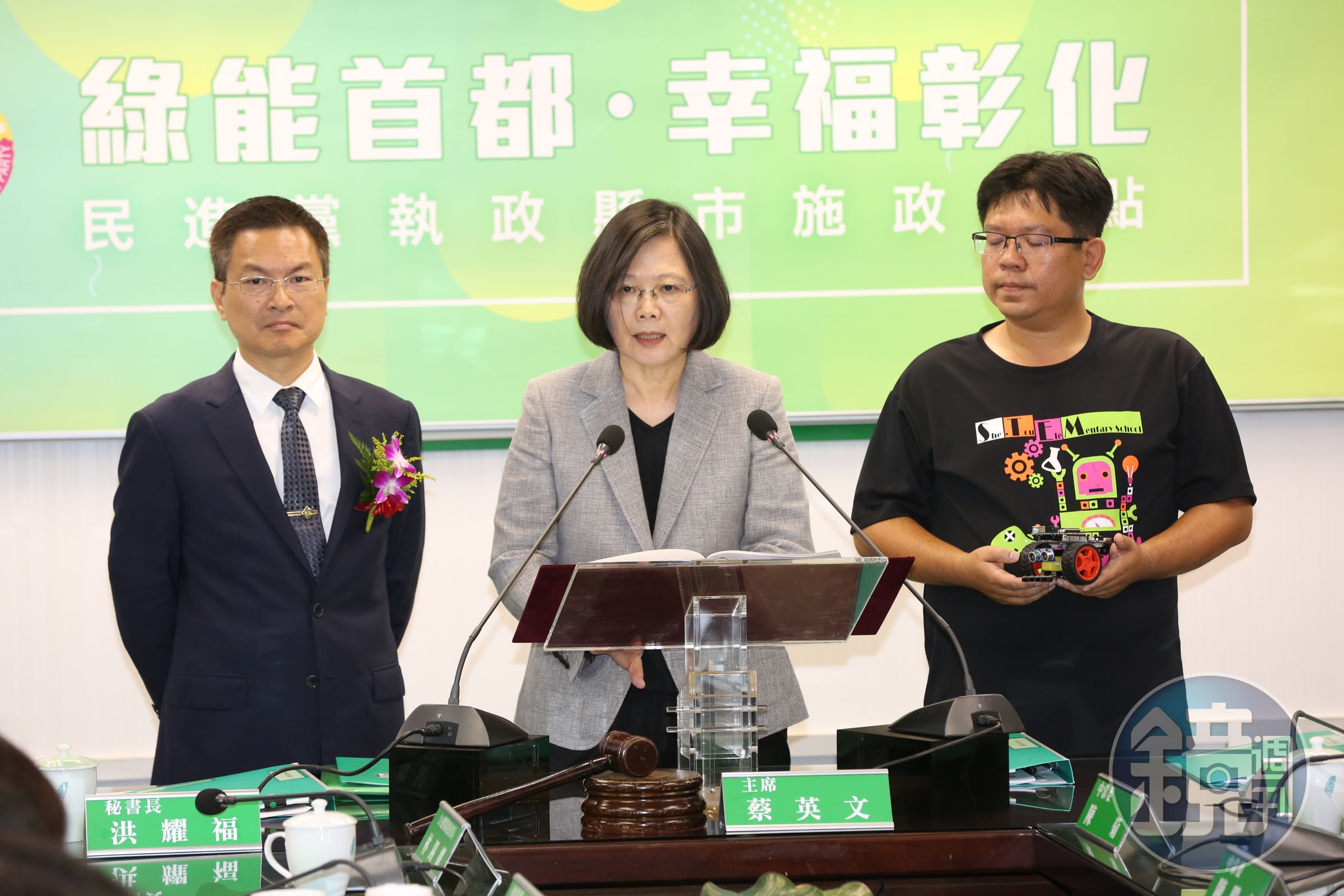 民進黨中執會今邀彰化縣長魏明谷（左）報告，民進黨主席蔡英文盛讚魏是「清廉勤政愛鄉土」的代表。