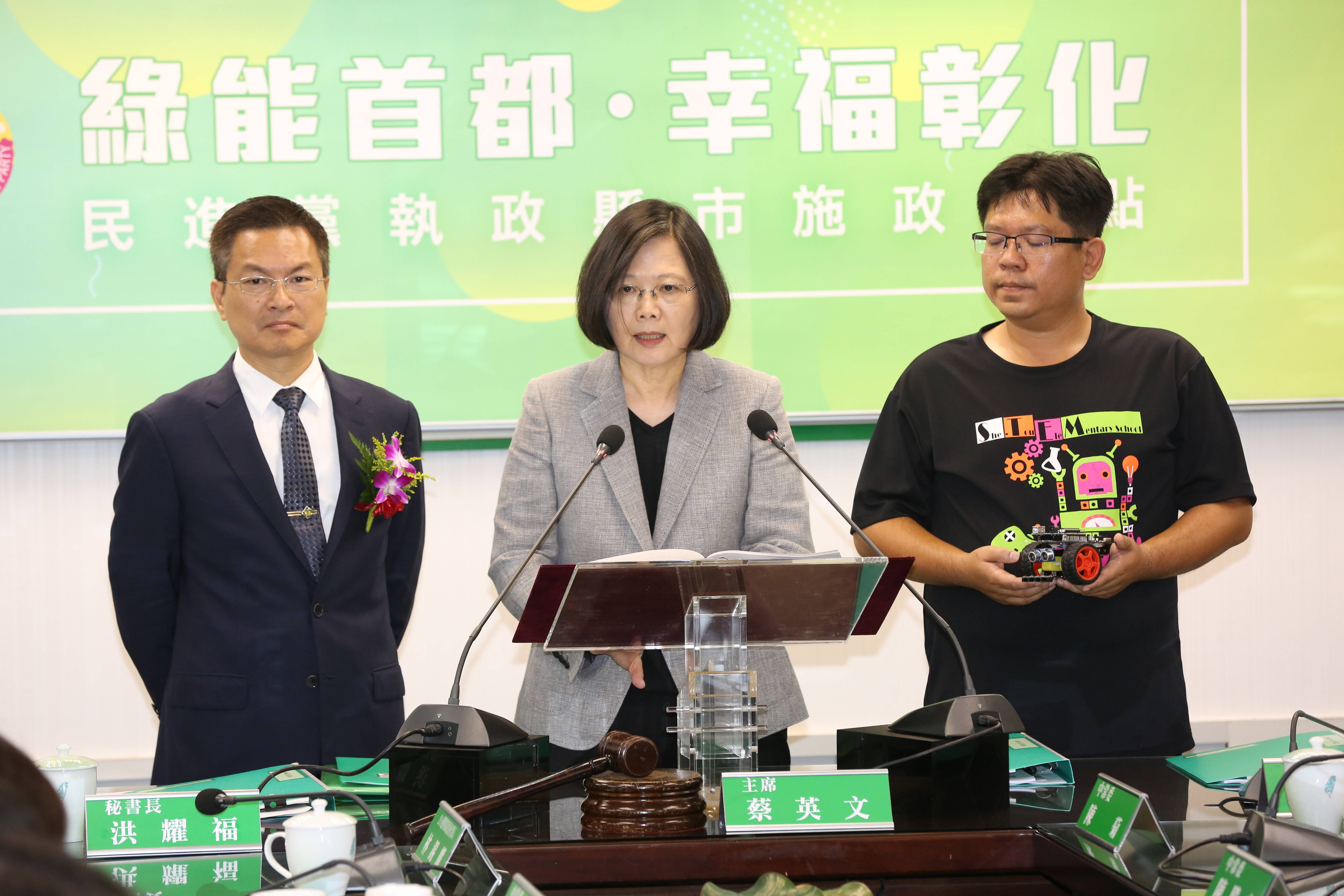 民進黨中執會今邀彰化縣長魏明谷（左）報告，民進黨主席蔡英文盛讚魏是「清廉勤政愛鄉土」的代表。