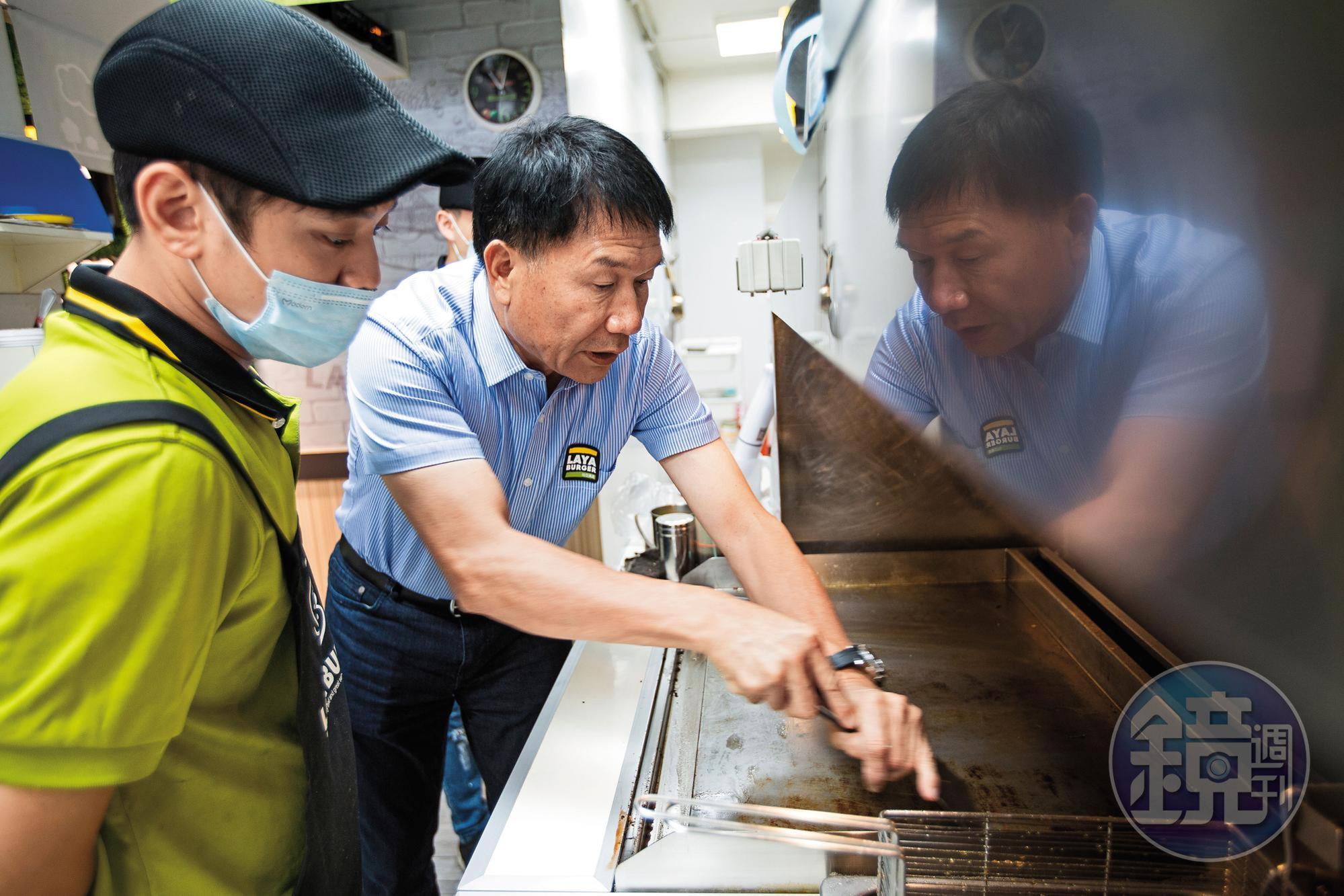 徐和森(右)一到門市巡店就閒不住,還跑進內場教員工清理煎台。