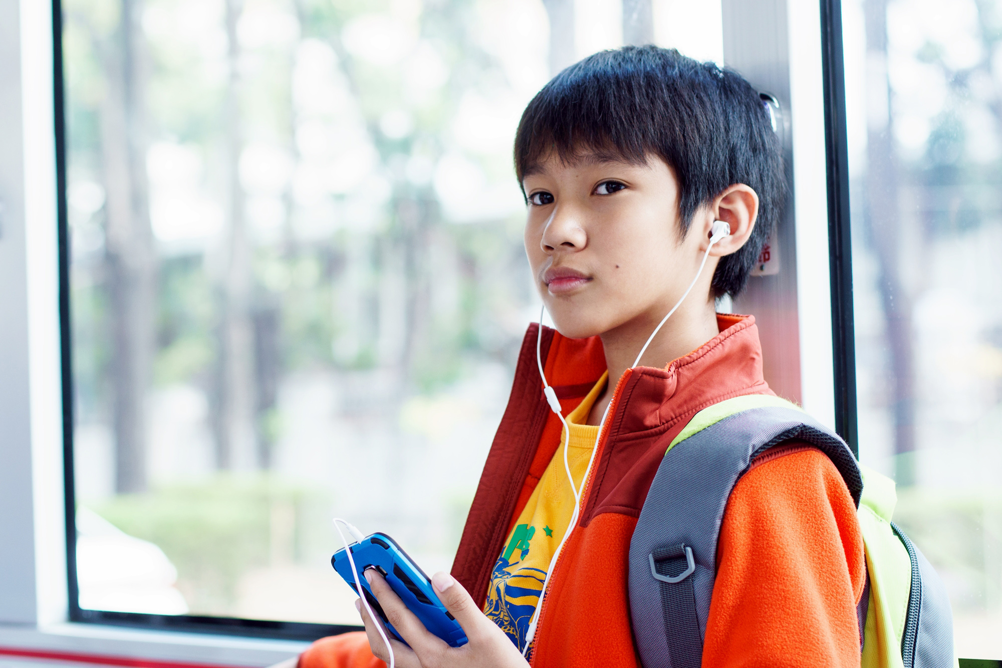 吳至璿在《生生》飾演一名在家庭裡找不到溫暖的孤單男孩。(華映提供)