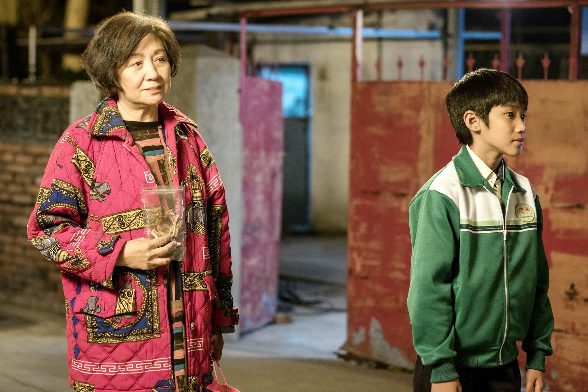 香港資深影后鮑起靜首度演出國片《生生》，在裡頭飾演一位熱愛直播的網紅奶奶，與吳至璿所飾演的孤單小  男孩成為忘年之交。（華映提供）