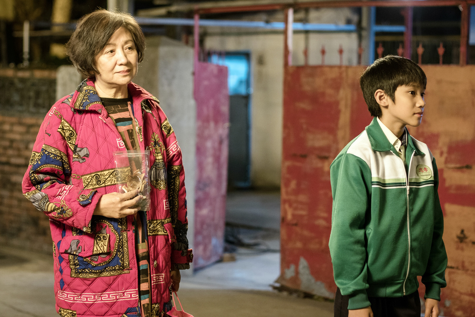 香港資深影后鮑起靜首度演出國片《生生》,在裡頭飾演一位熱愛直播的網紅奶奶,與吳至璿所飾演的孤單小 男孩成為忘年之交。(華映提供)