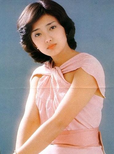 山口百惠14歲演唱電影主題曲正式出道，擅用甜美歌聲唱出青少女的內心戲，迅速成為頂級偶像。（翻攝pinterest網站）