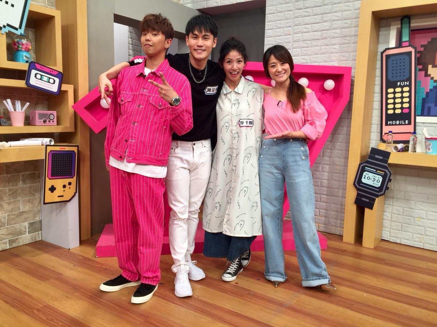 周定緯(左二)與李千娜(右二)都是星光幫歌手,兩人因合作《木蘭少女》經常聚在一起。(17Media提供)