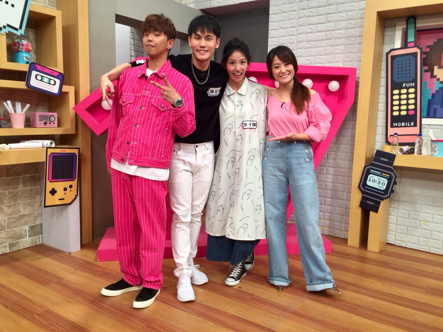 周定緯（左二）與李千娜（右二）都是星光幫歌手，兩人因合作《木蘭少女》經常聚在一起。（17Media提供）