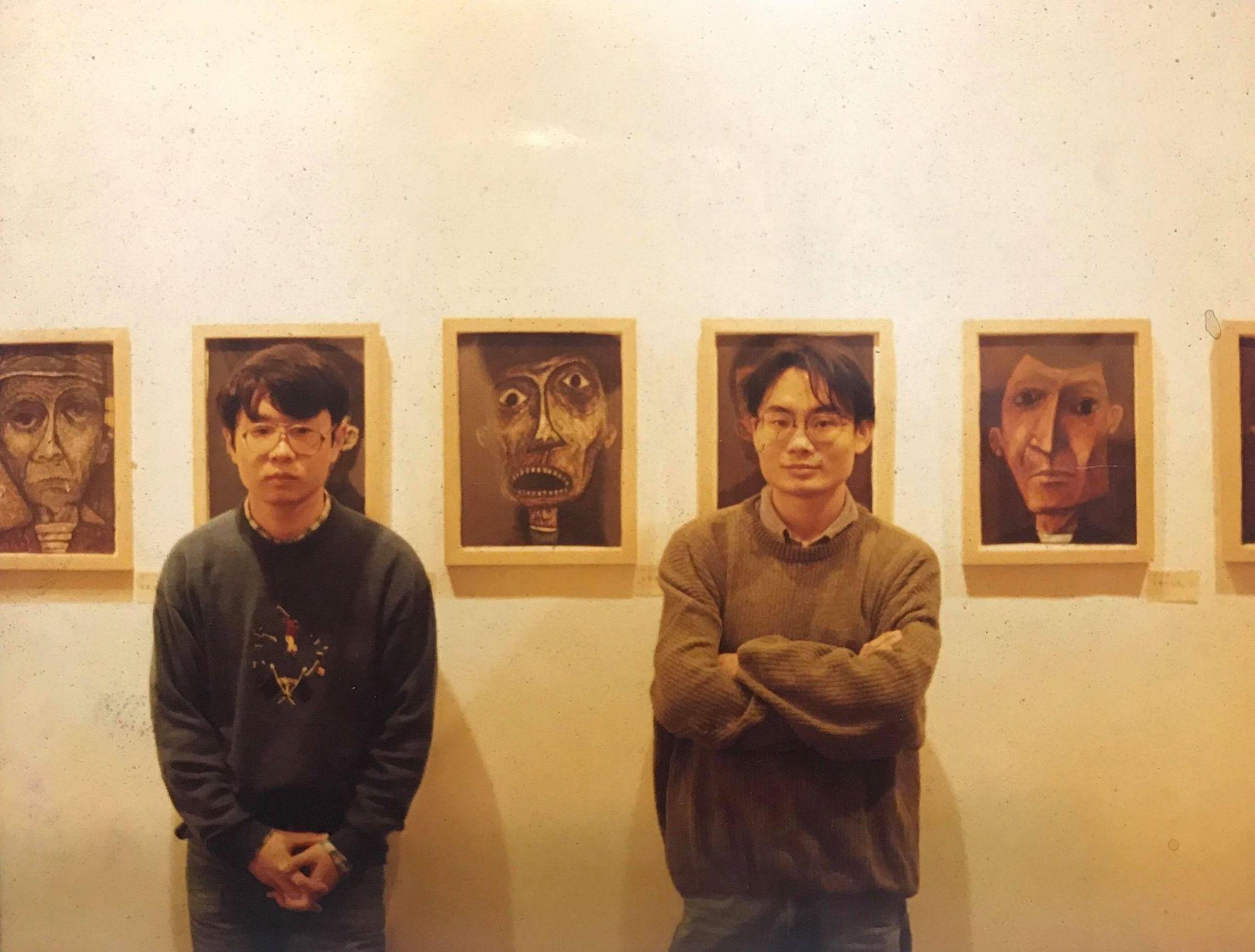 1993年12月,張立曄(左)舉辦第一次個展,辜國瑭(右)前來捧場加油。