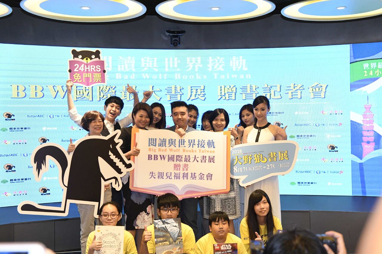 台大14妹之一的廖芷晴（後排右一），今現身大野狼國際書展記者會，透露她最近正忙於拍攝大陸電視劇《鄧麗君之我只在乎你》。（BBW大野狼）