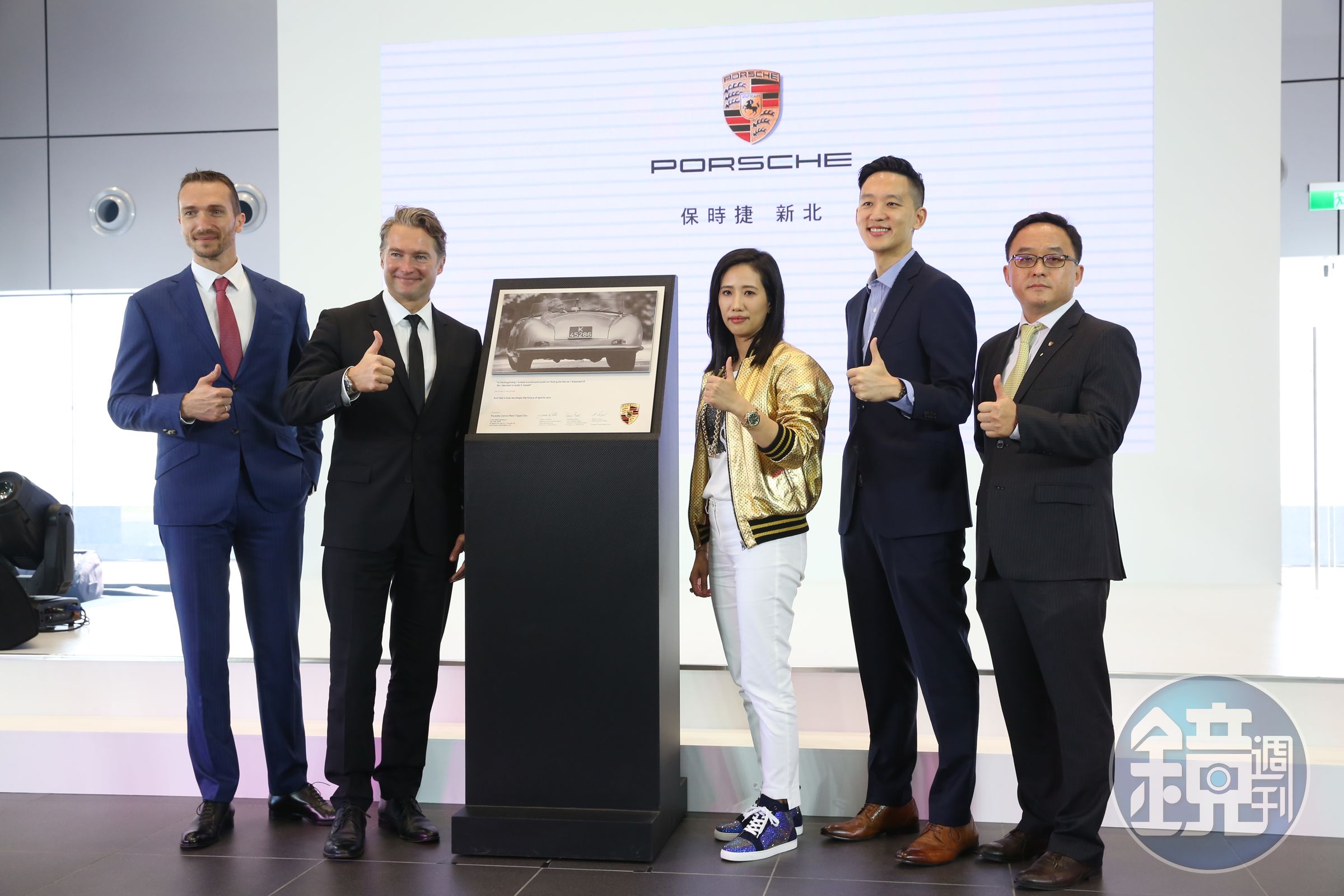 高易誼（右三）與尚騰汽車董事顧立楷（右二）、吳睿弘（右一）等人，都一同出席今天的開幕活動。