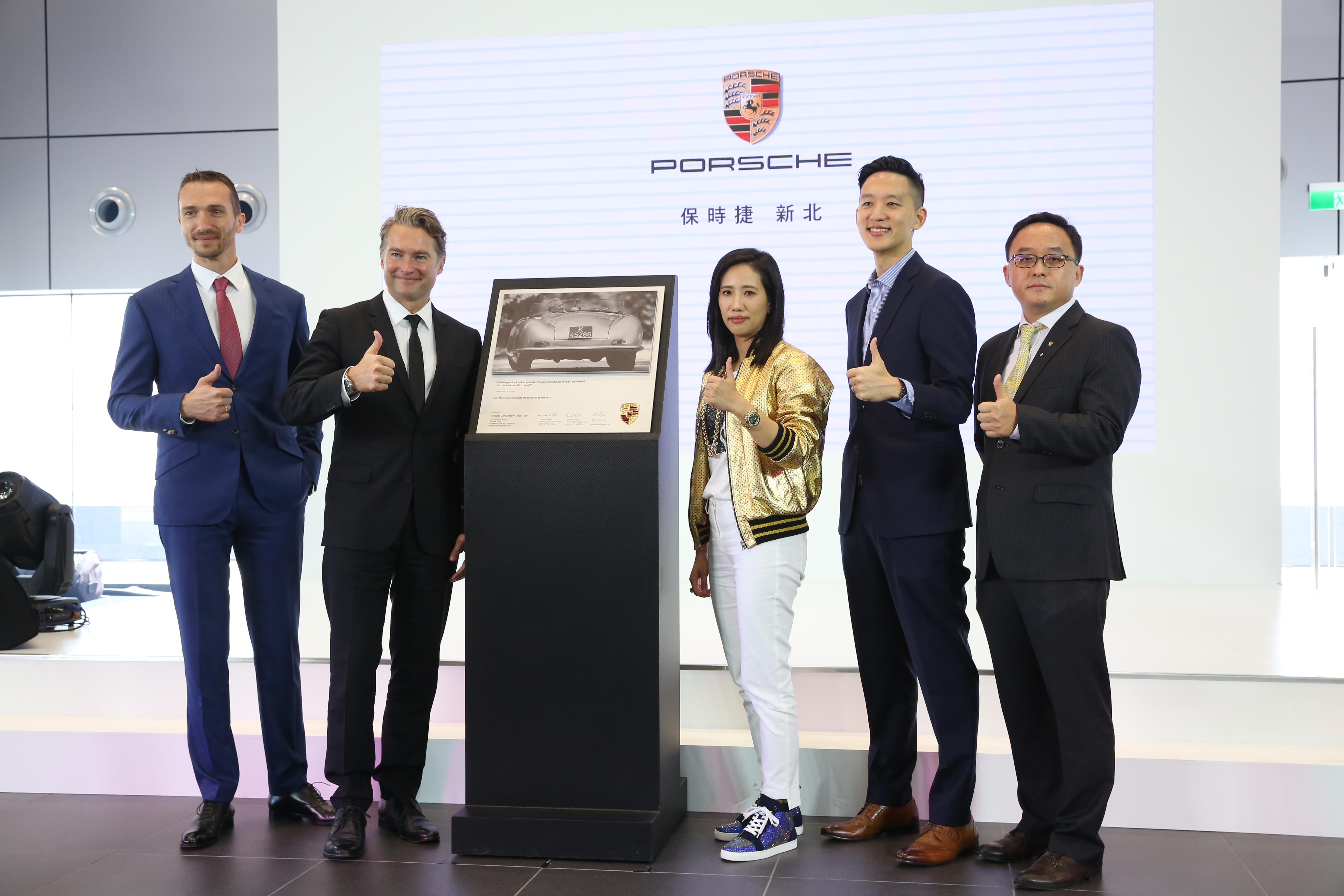 高易誼（右三）與尚騰汽車董事顧立楷（右二）、吳睿弘（右一）等人，都一同出席今天的開幕活動。