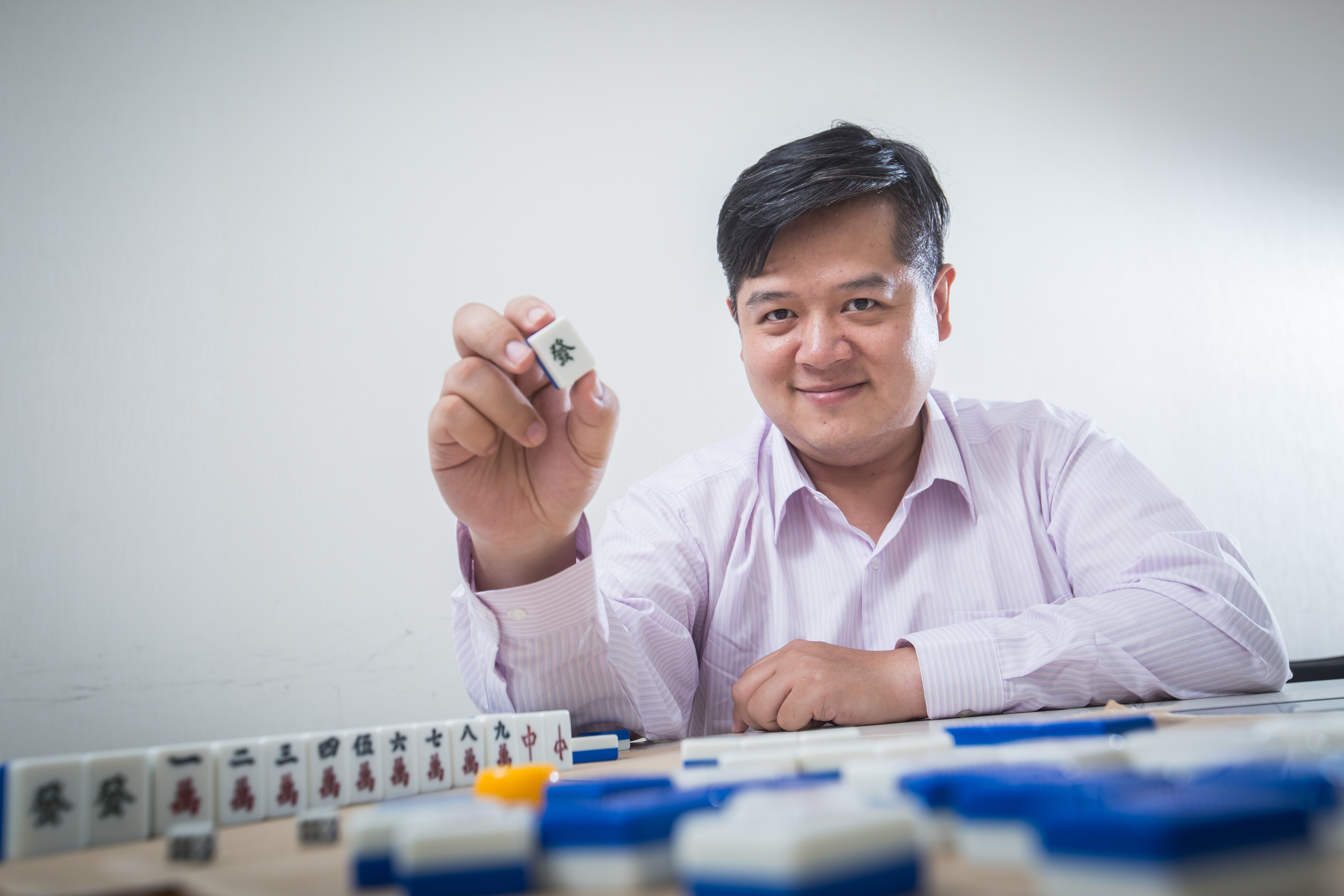 熱愛打麻將的彭貝爾從牌桌上學會控制人性，秉持牌面爛就別硬衝的原則，在股票市場繳出亮眼成績。